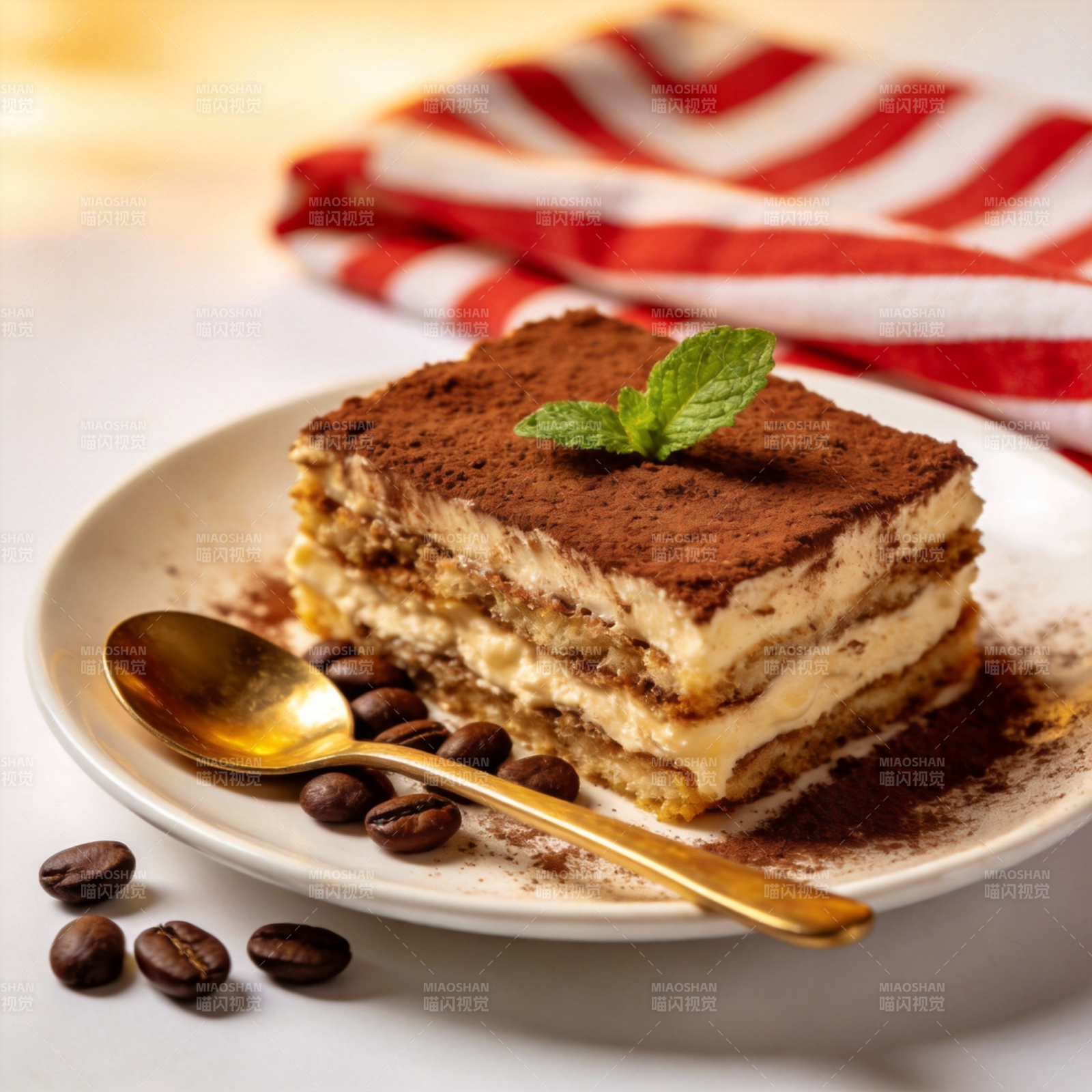 提拉米苏配咖啡豆图片
