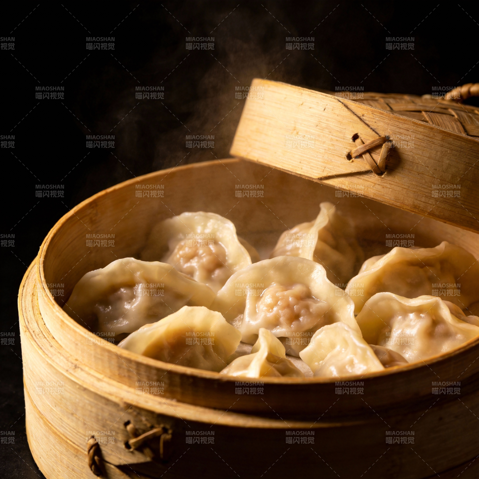 热气腾腾的蒸饺图片