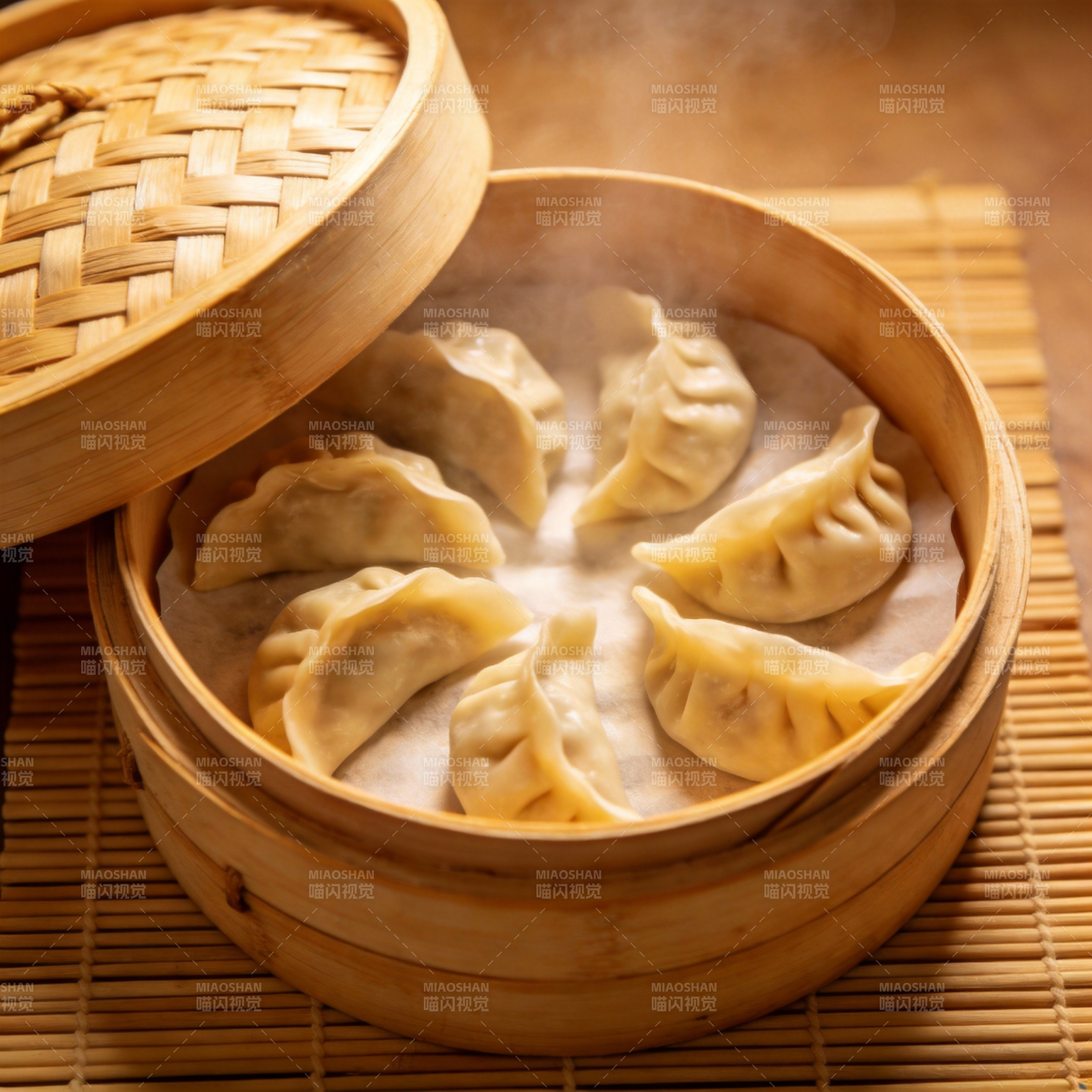 热气腾腾的蒸饺图片