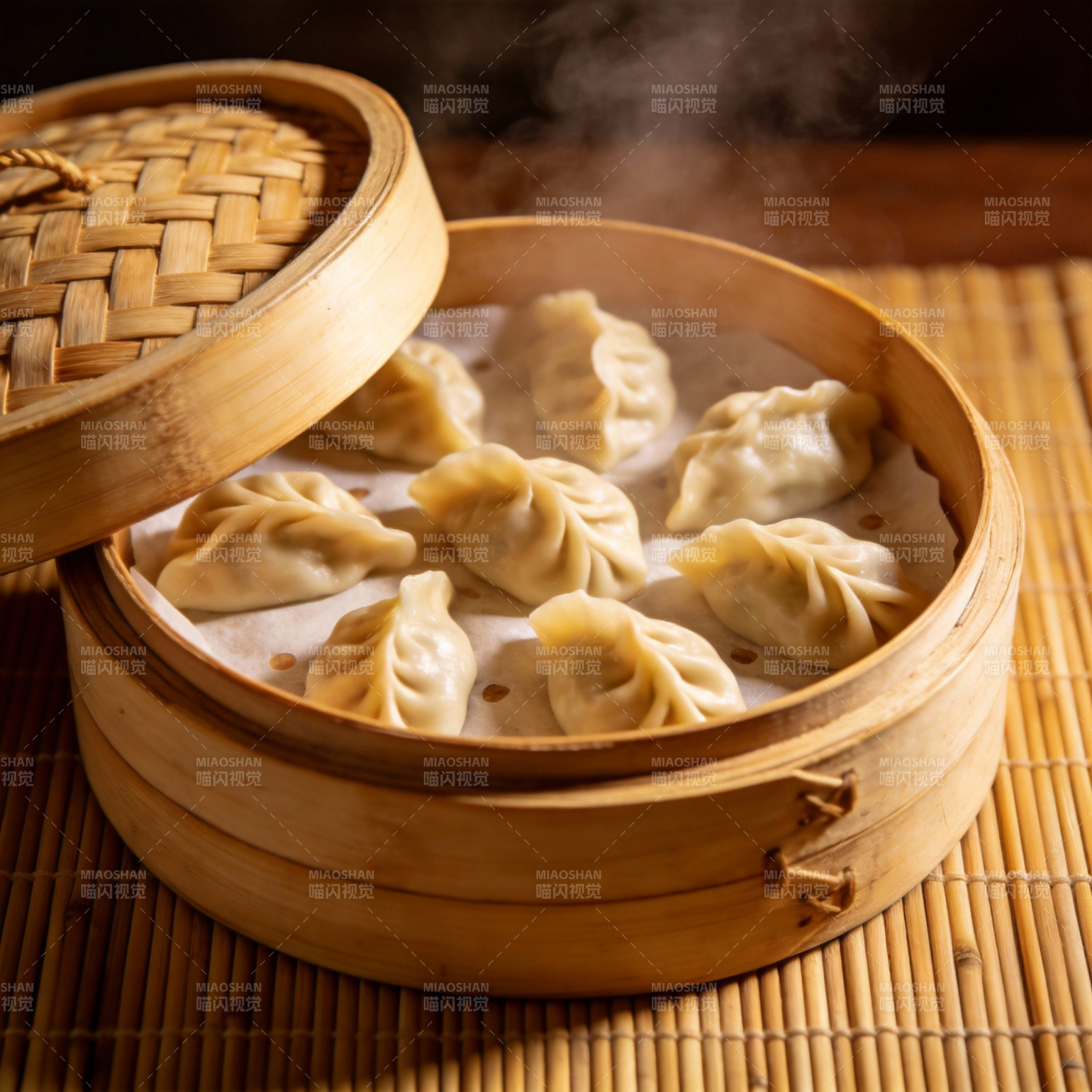 热腾腾的蒸饺图片