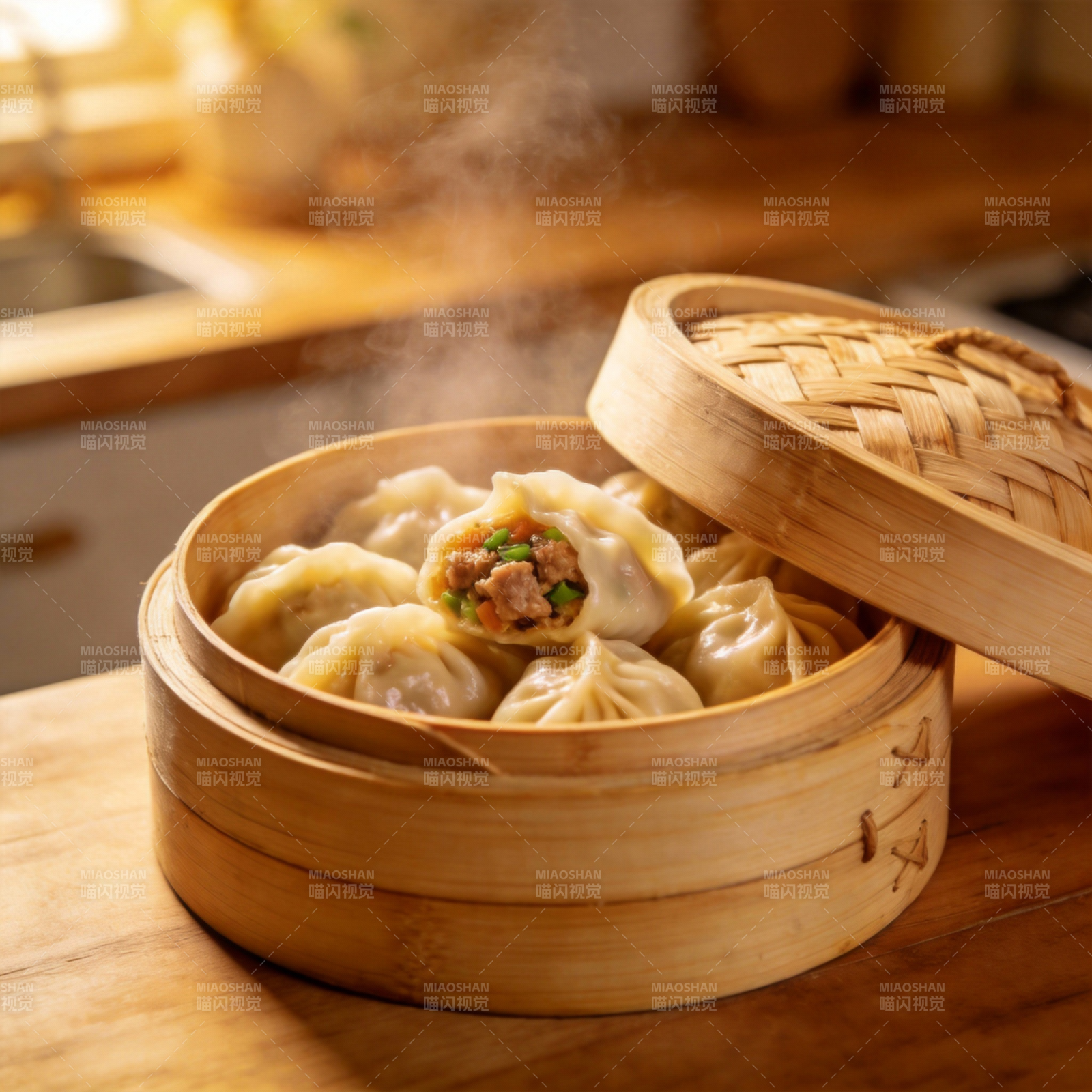 热气腾腾的蒸饺图片
