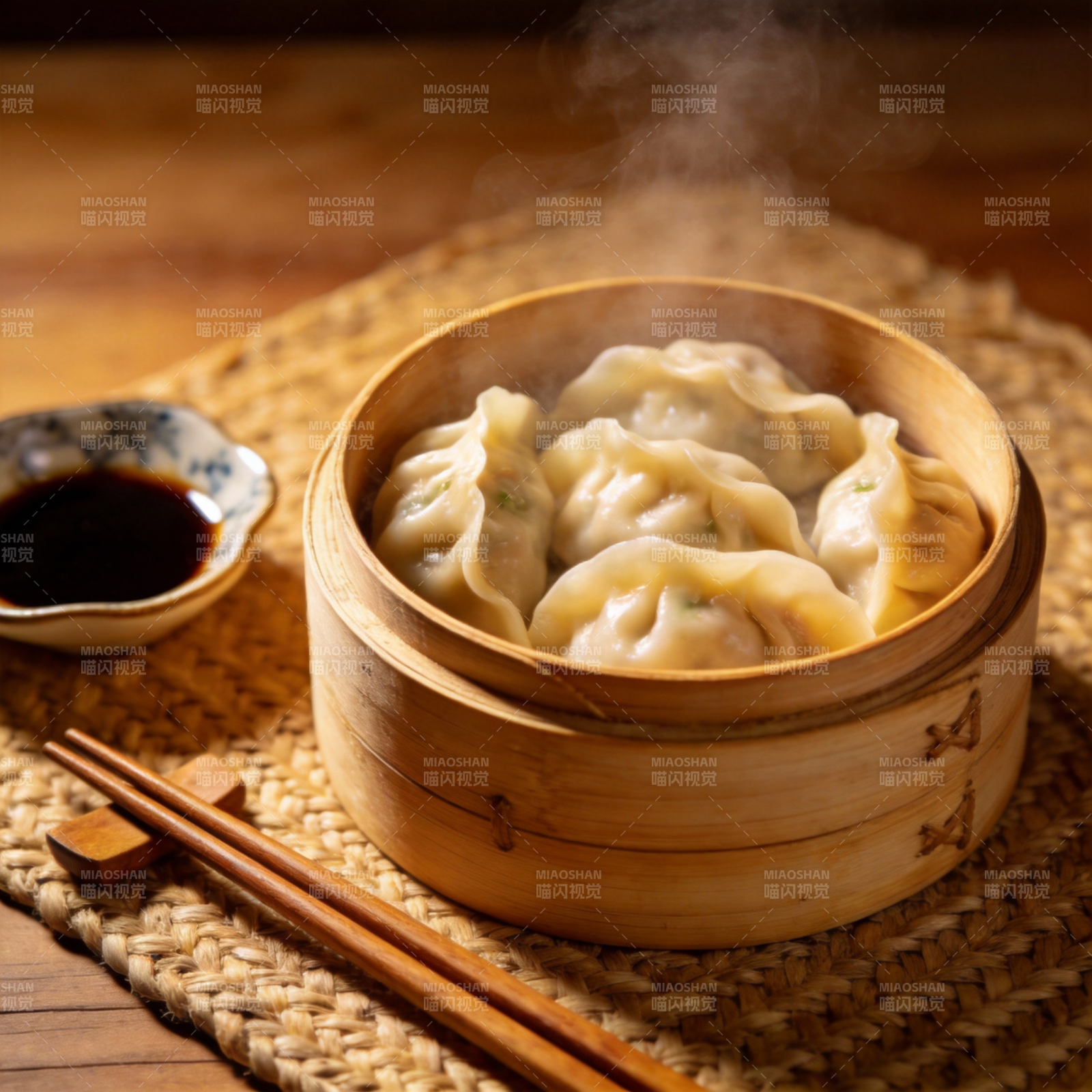 热气腾腾的蒸饺图片