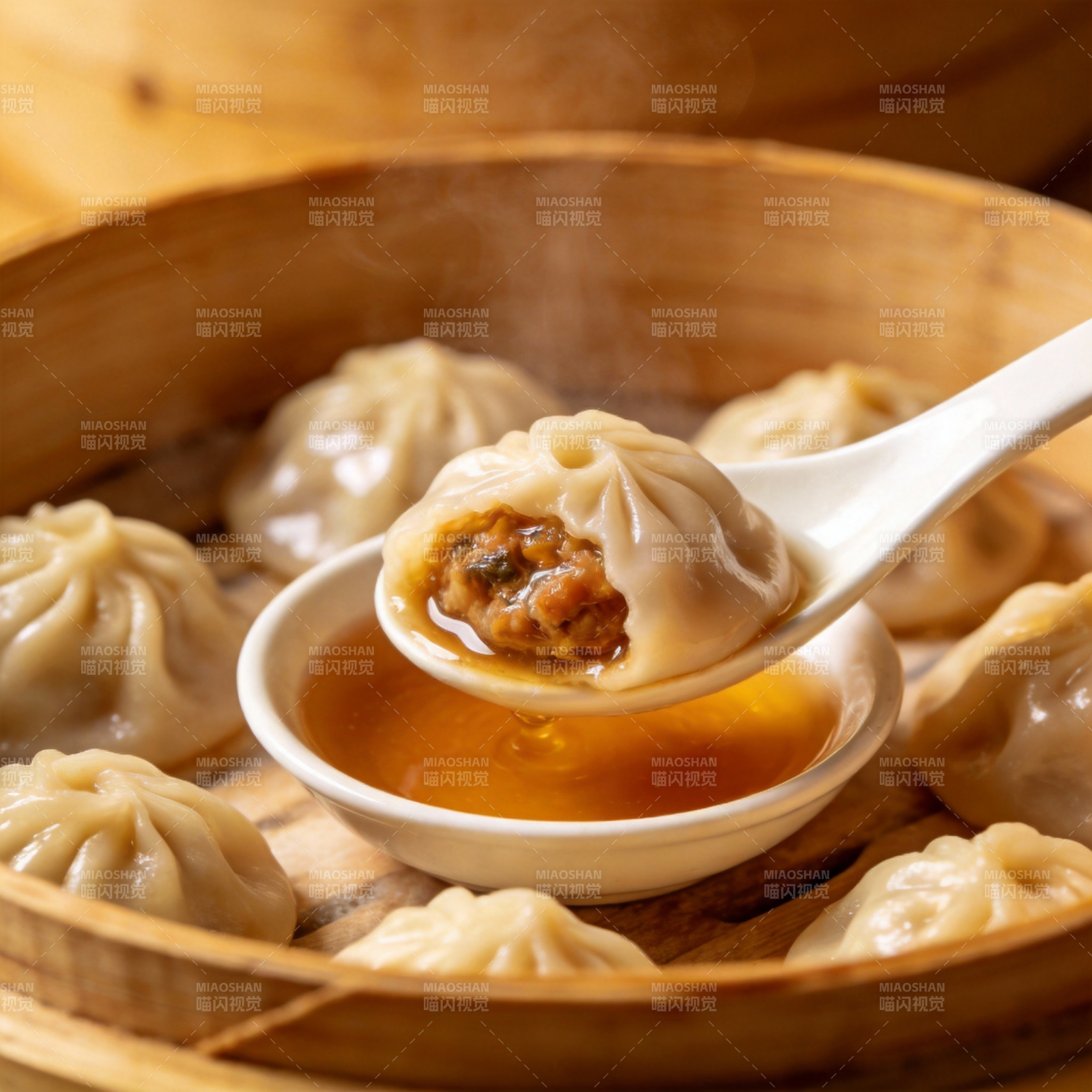 热腾腾的鲜肉小笼包图片