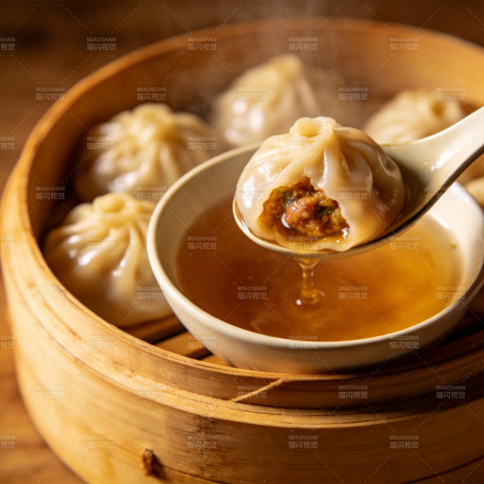 热气腾腾的汤包图片