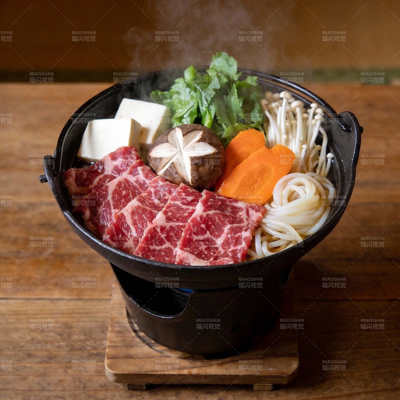 热气腾腾的寿喜锅图片