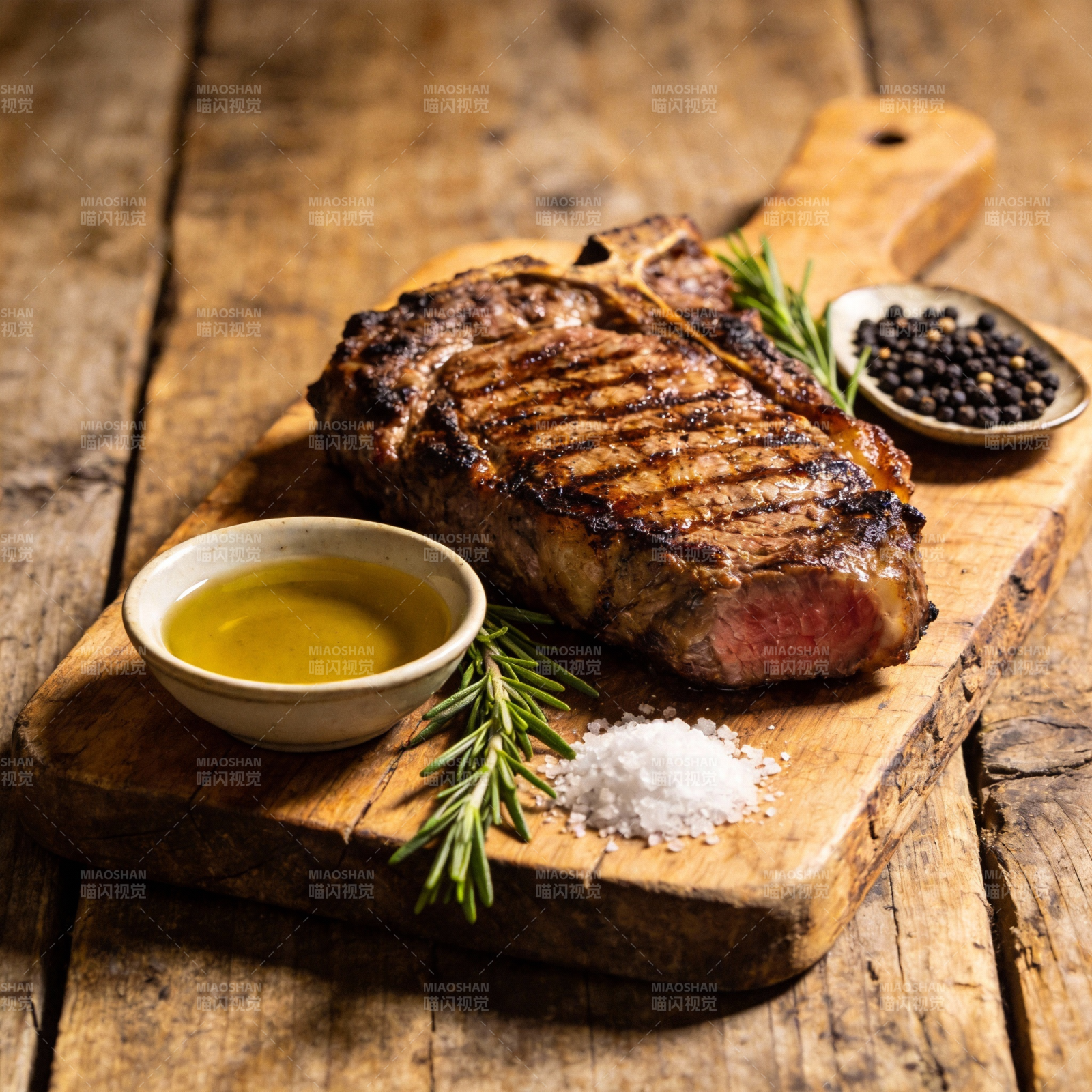 烤牛排配香草橄榄油图片
