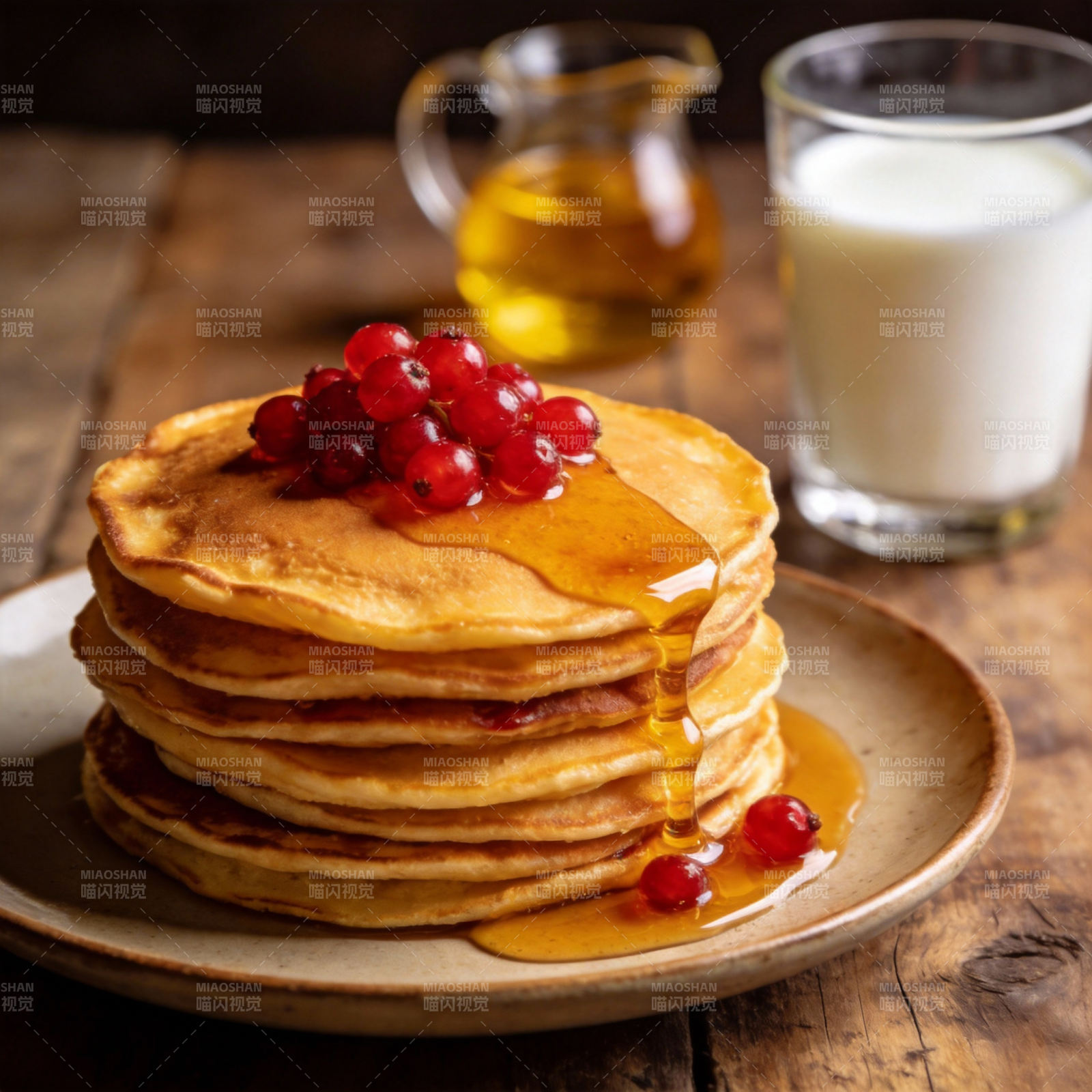 松饼配浆果与蜂蜜图片
