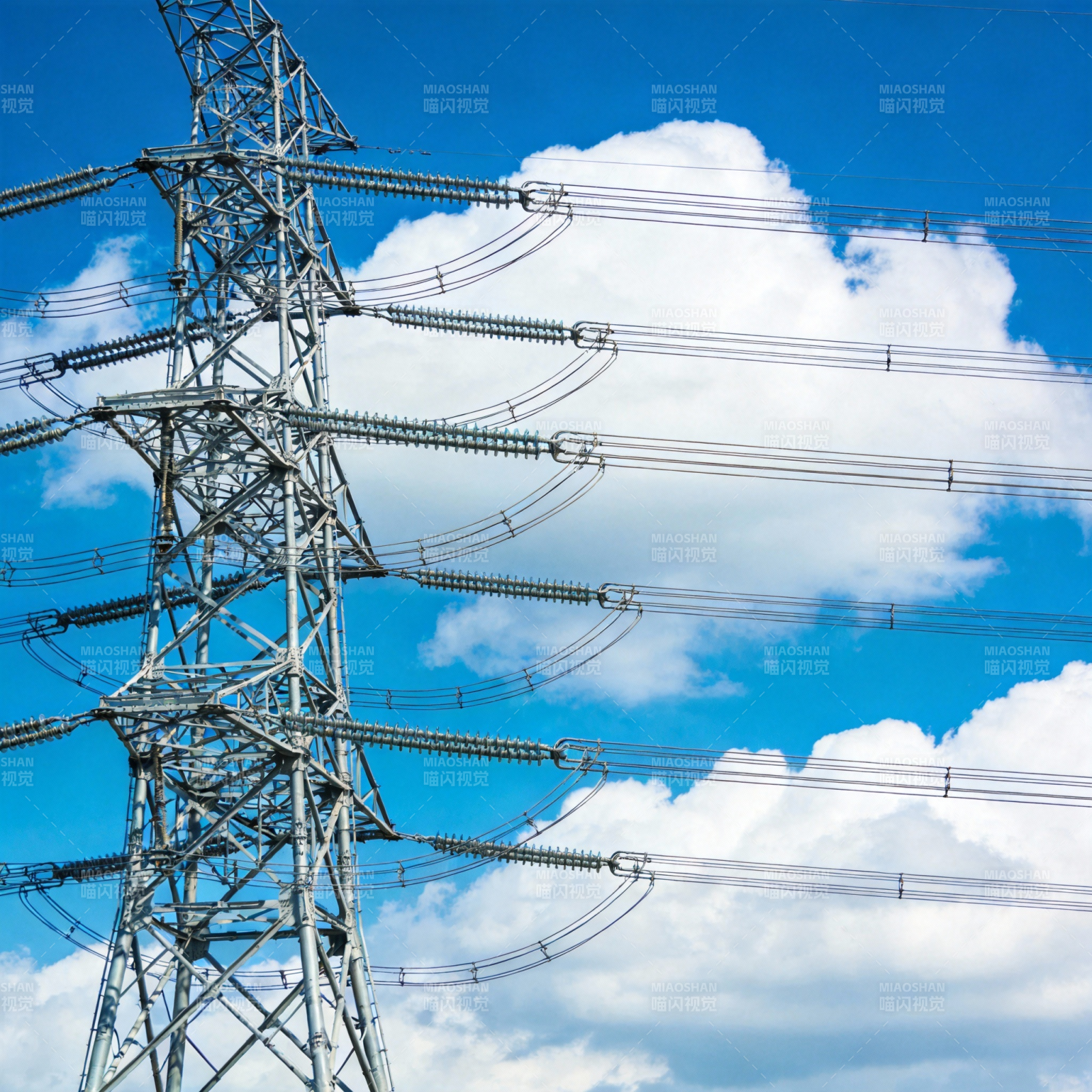 高压电塔蓝天白云图片