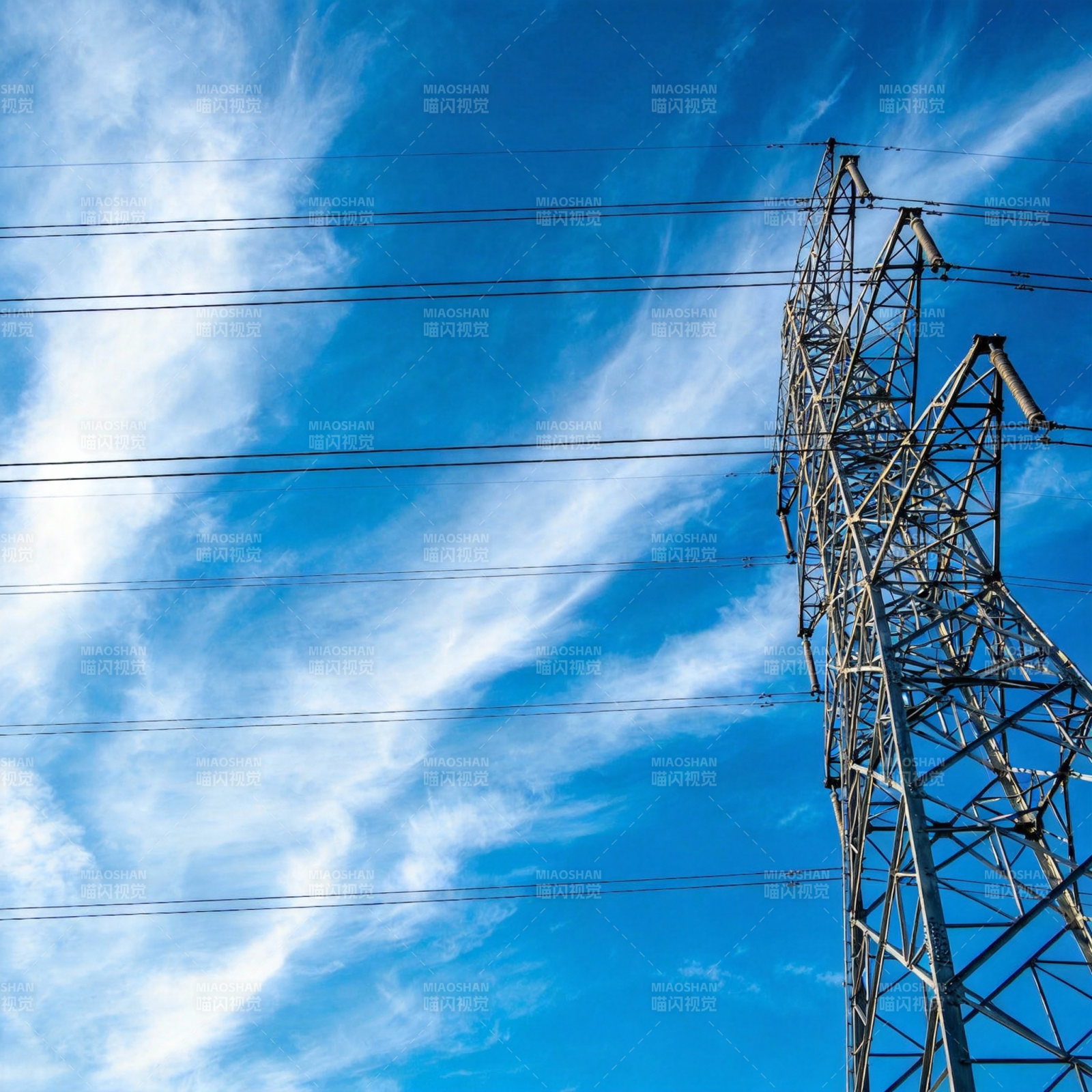 蓝天下的电力塔图片