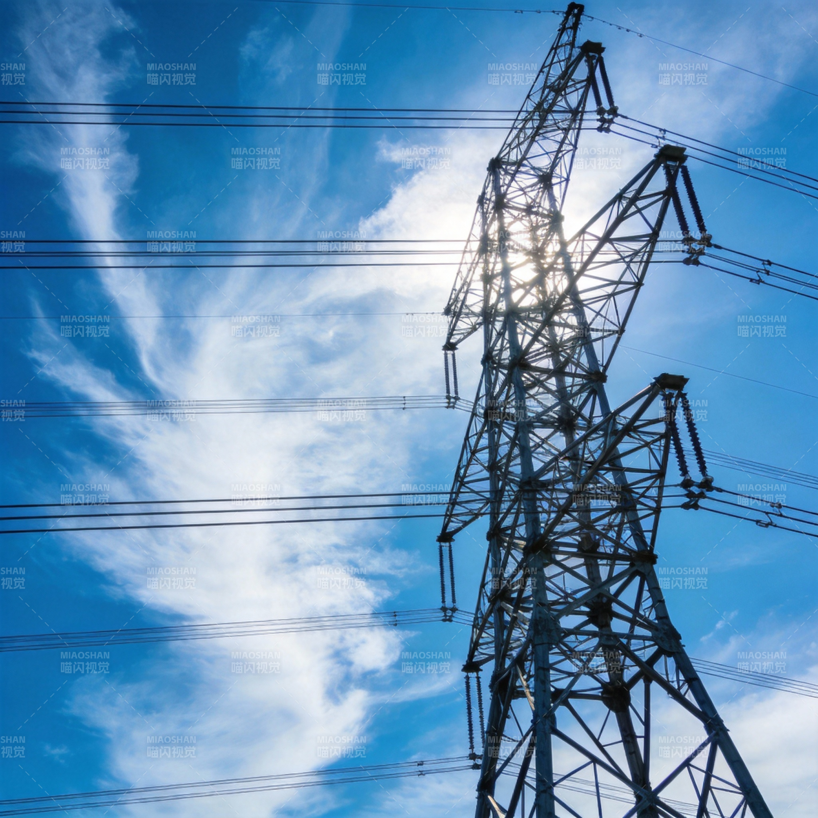 电塔映蓝天图片