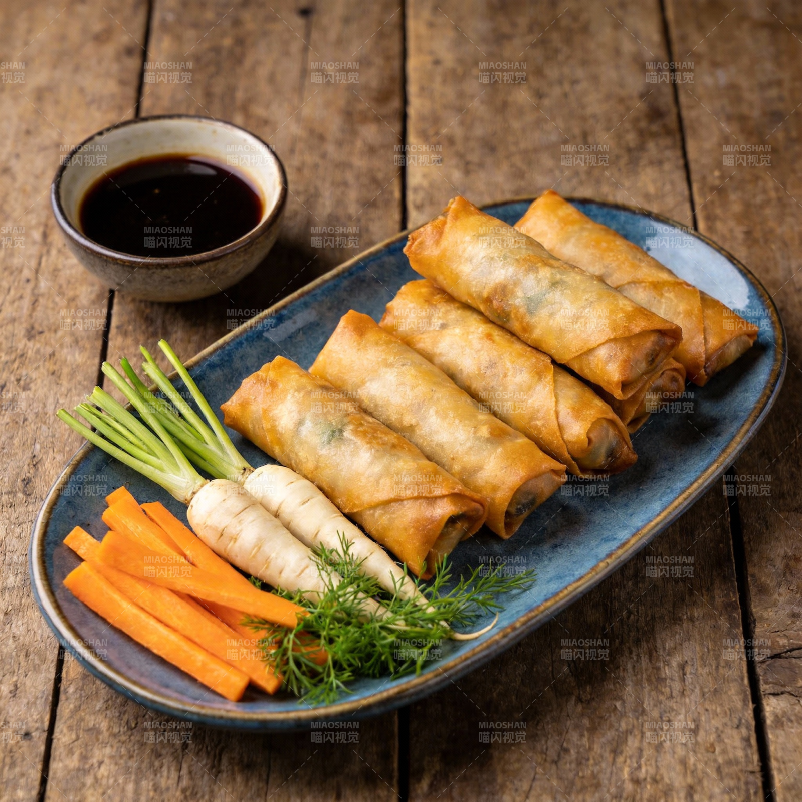 春卷配蔬菜蘸酱图片