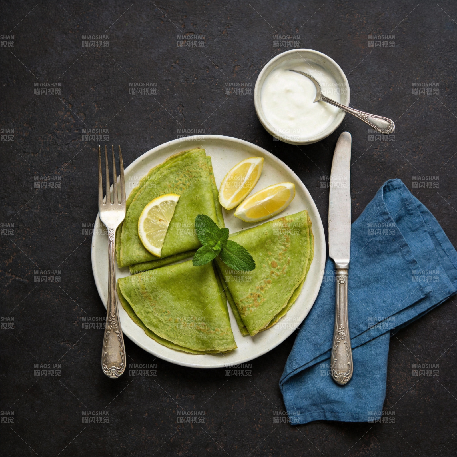 青色薄饼配柠檬图片