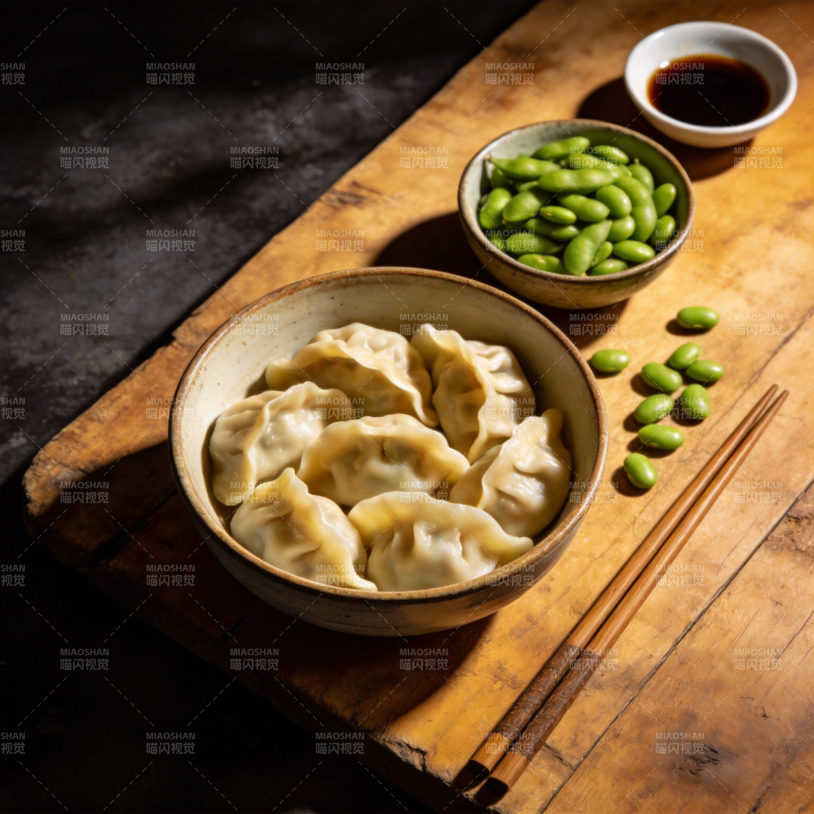 饺子配毛豆与酱汁图片