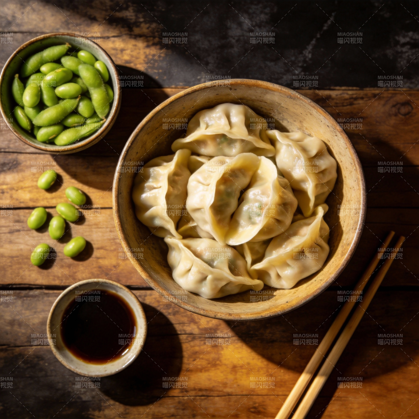 饺子配毛豆与酱汁图片