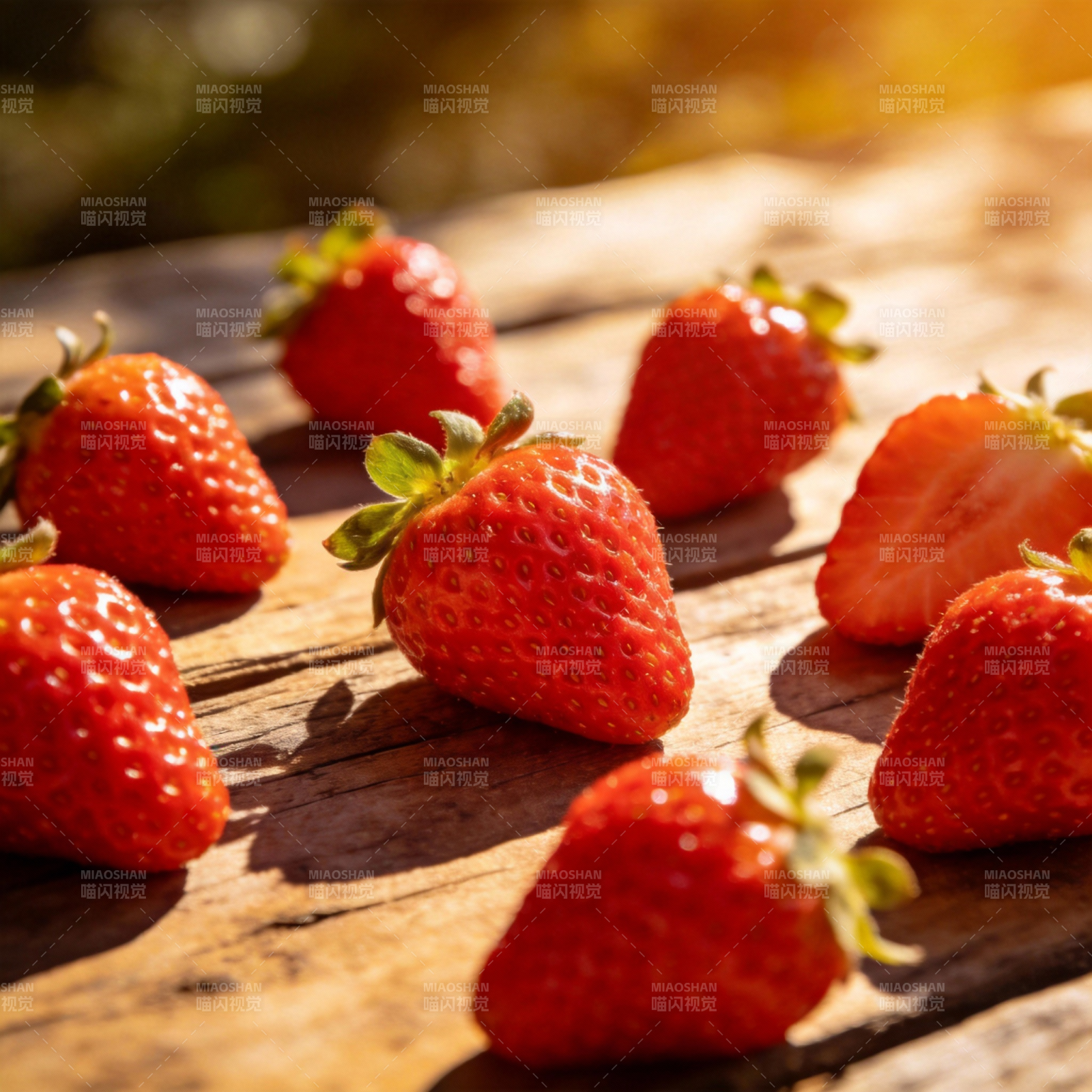阳光下的新鲜草莓图片