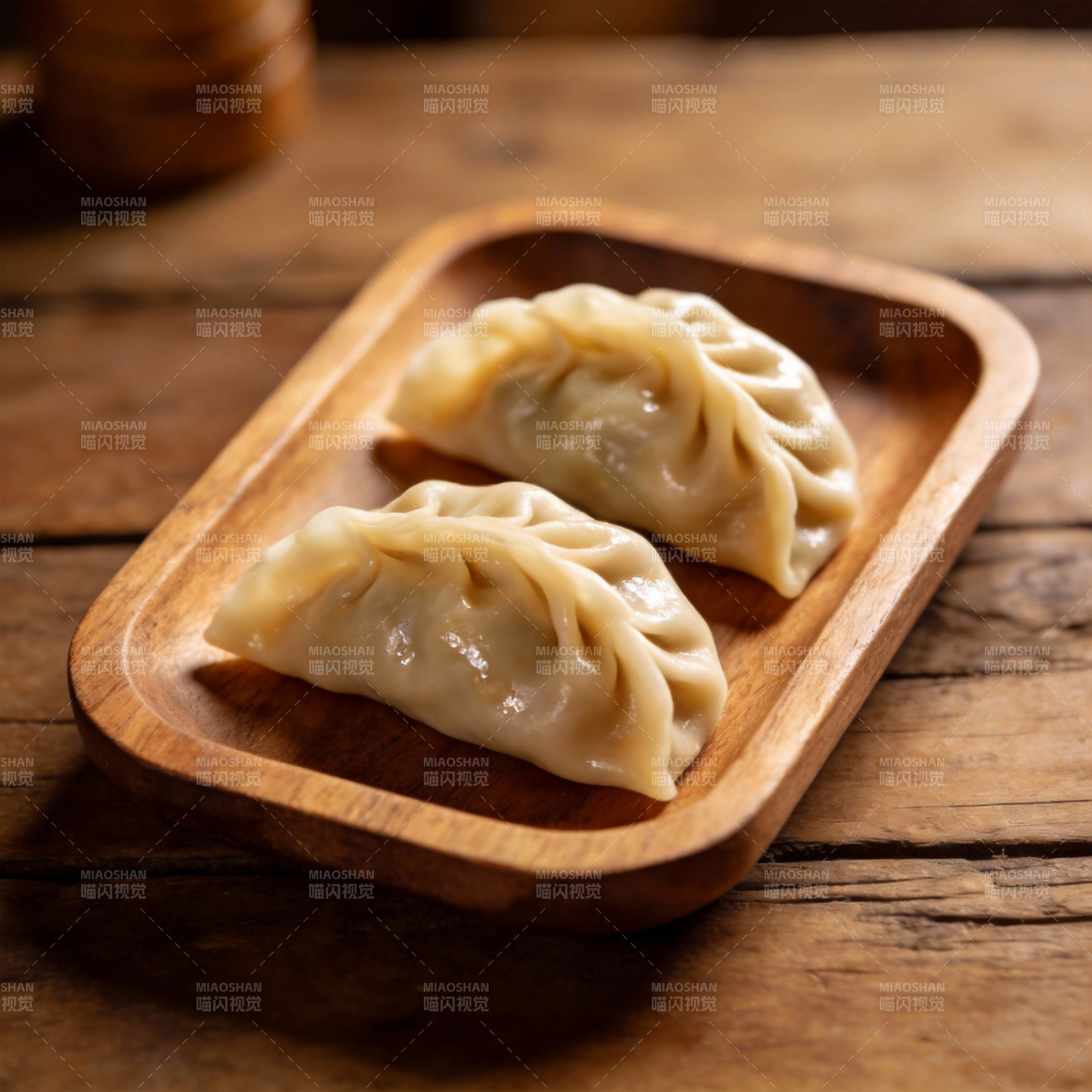 木盘上的两颗饺子图片