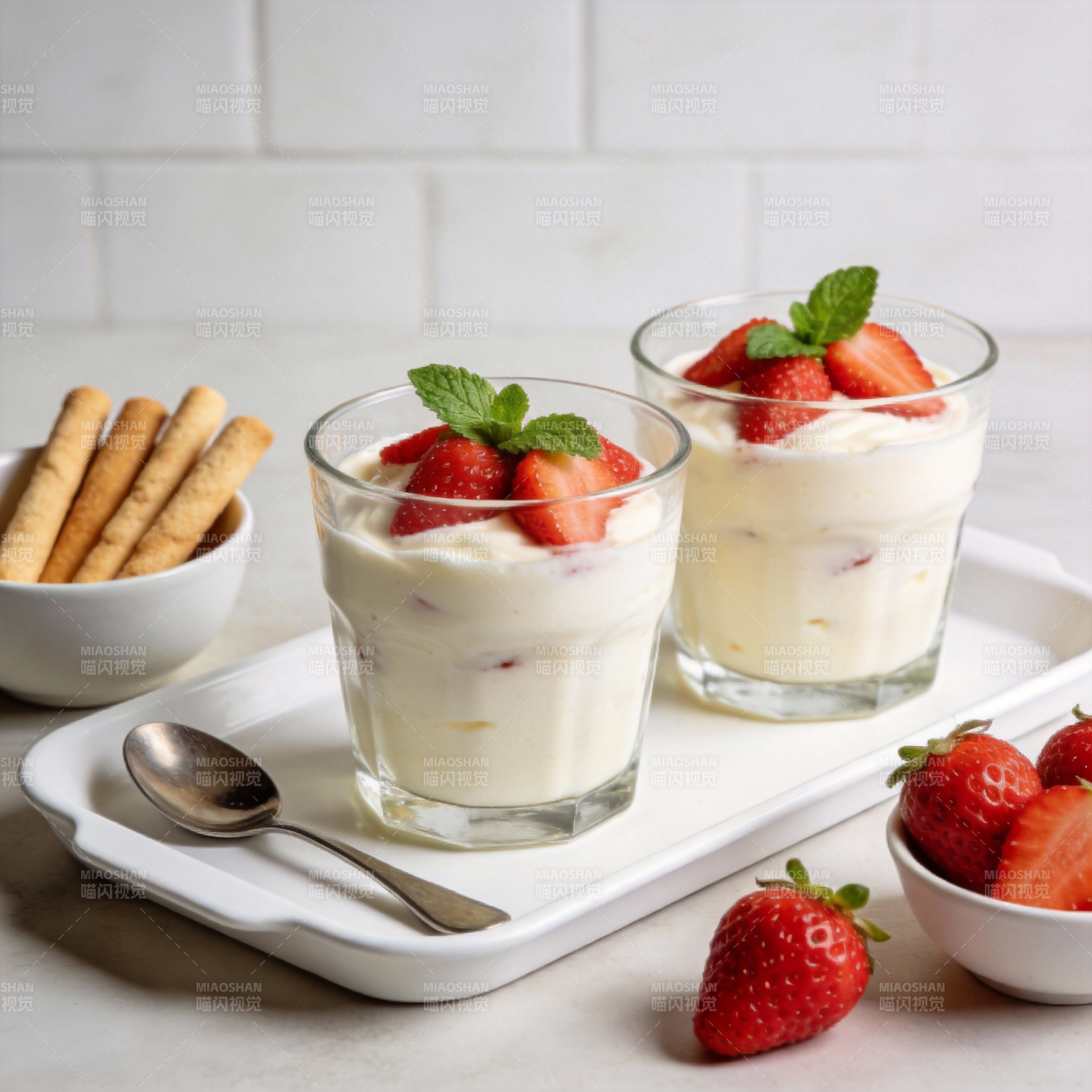 草莓奶昔甜品图片