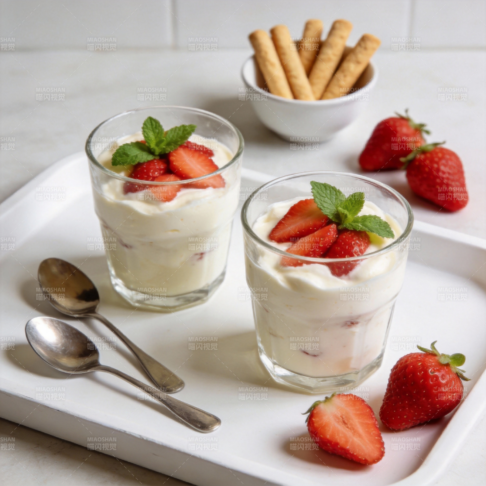 草莓奶油杯图片