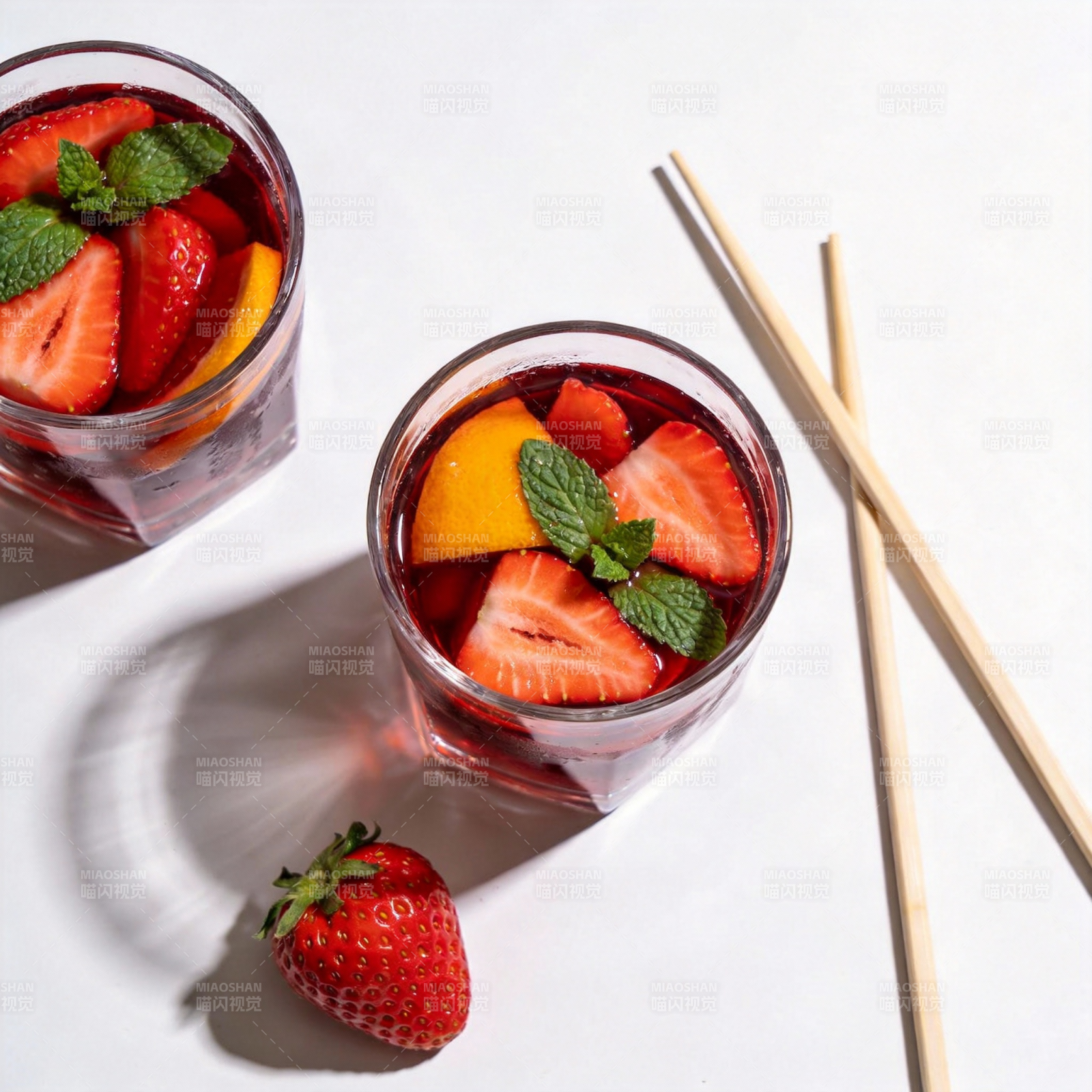 草莓果饮清凉一夏图片