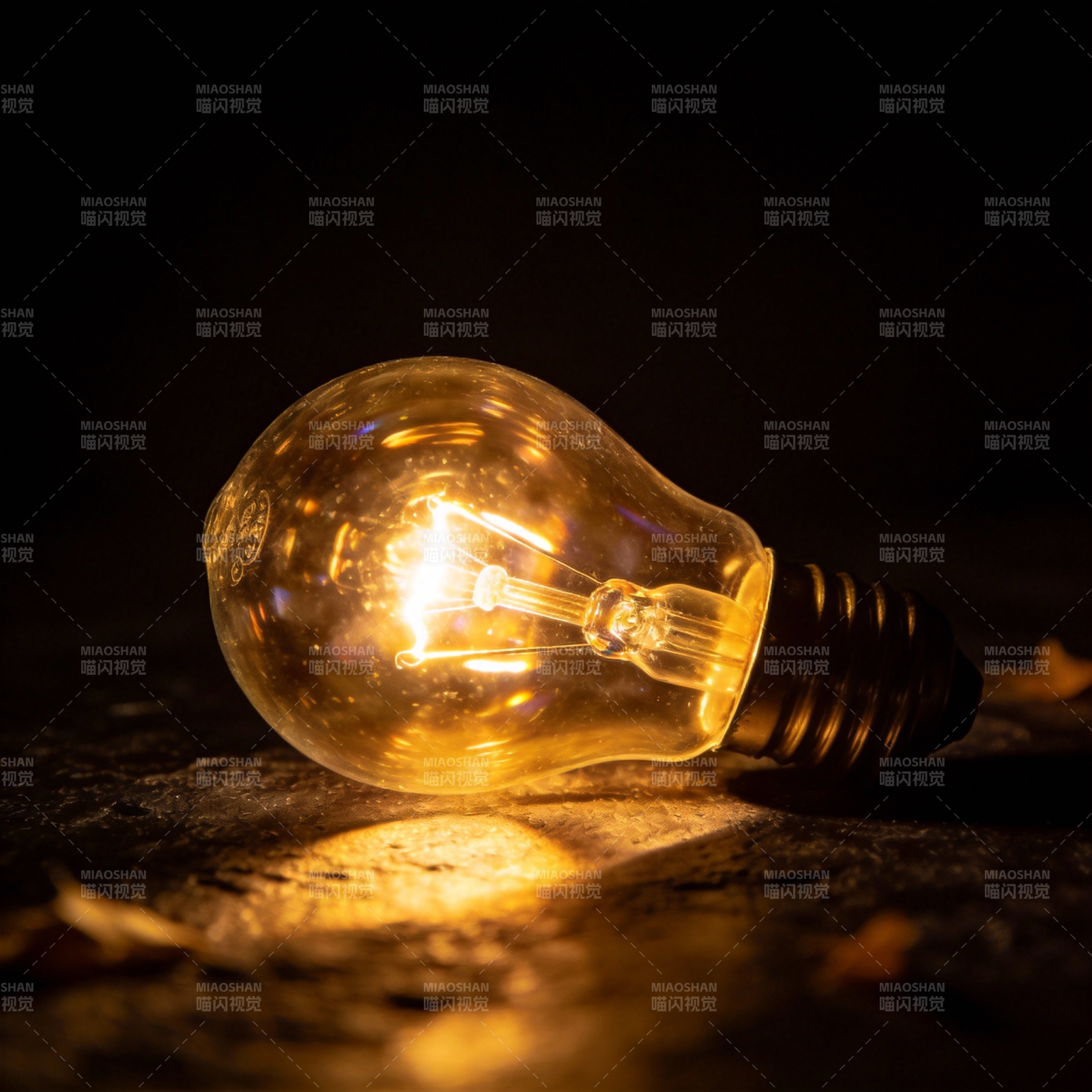暖光灯泡静置图片
