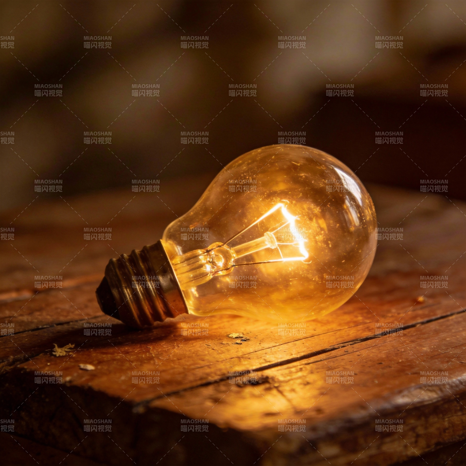 温暖的灯泡光芒图片