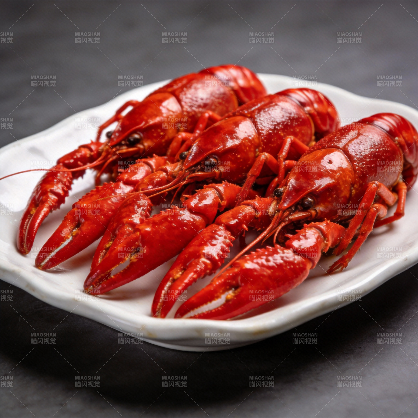 鲜红小龙虾上桌图片