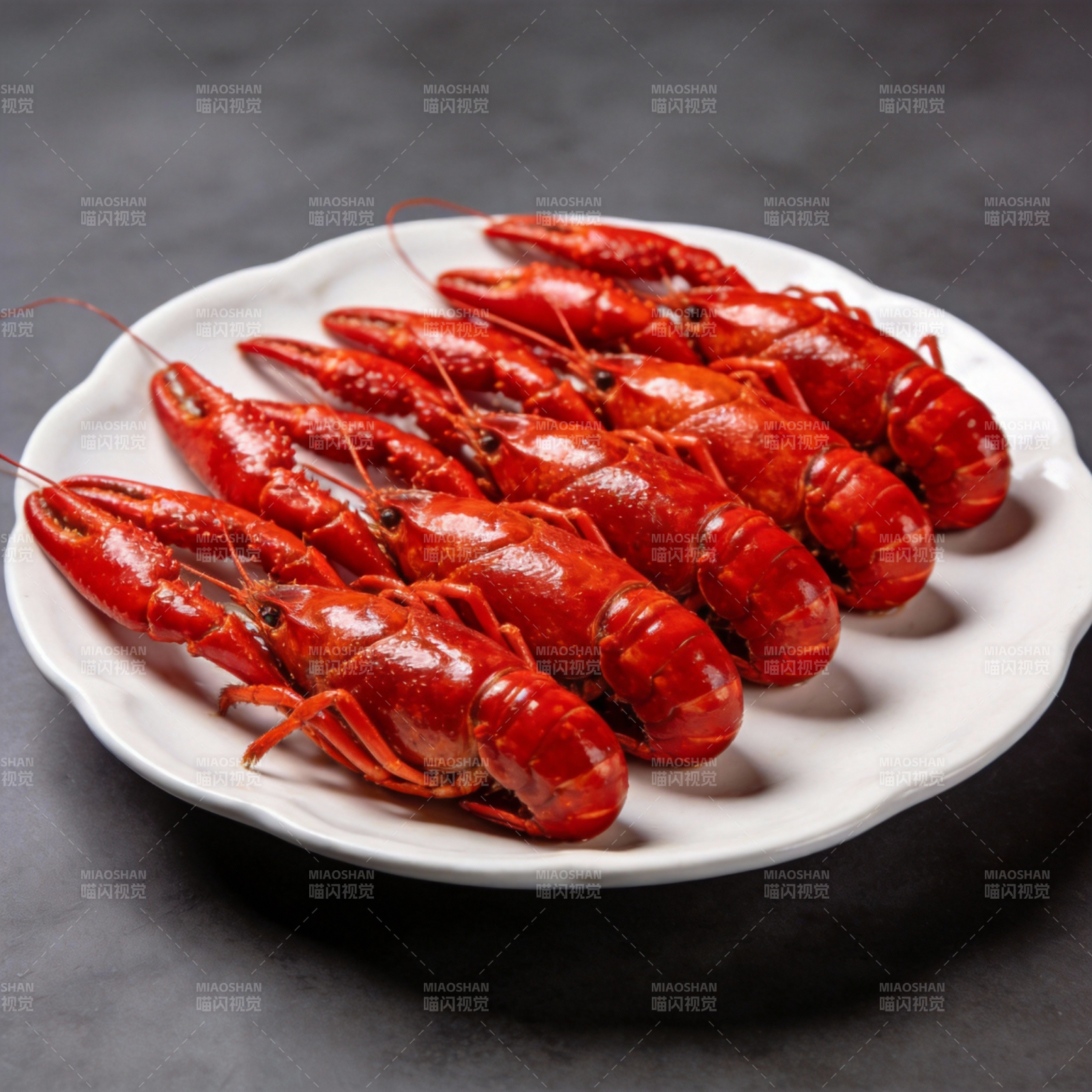 红亮小龙虾上桌图片
