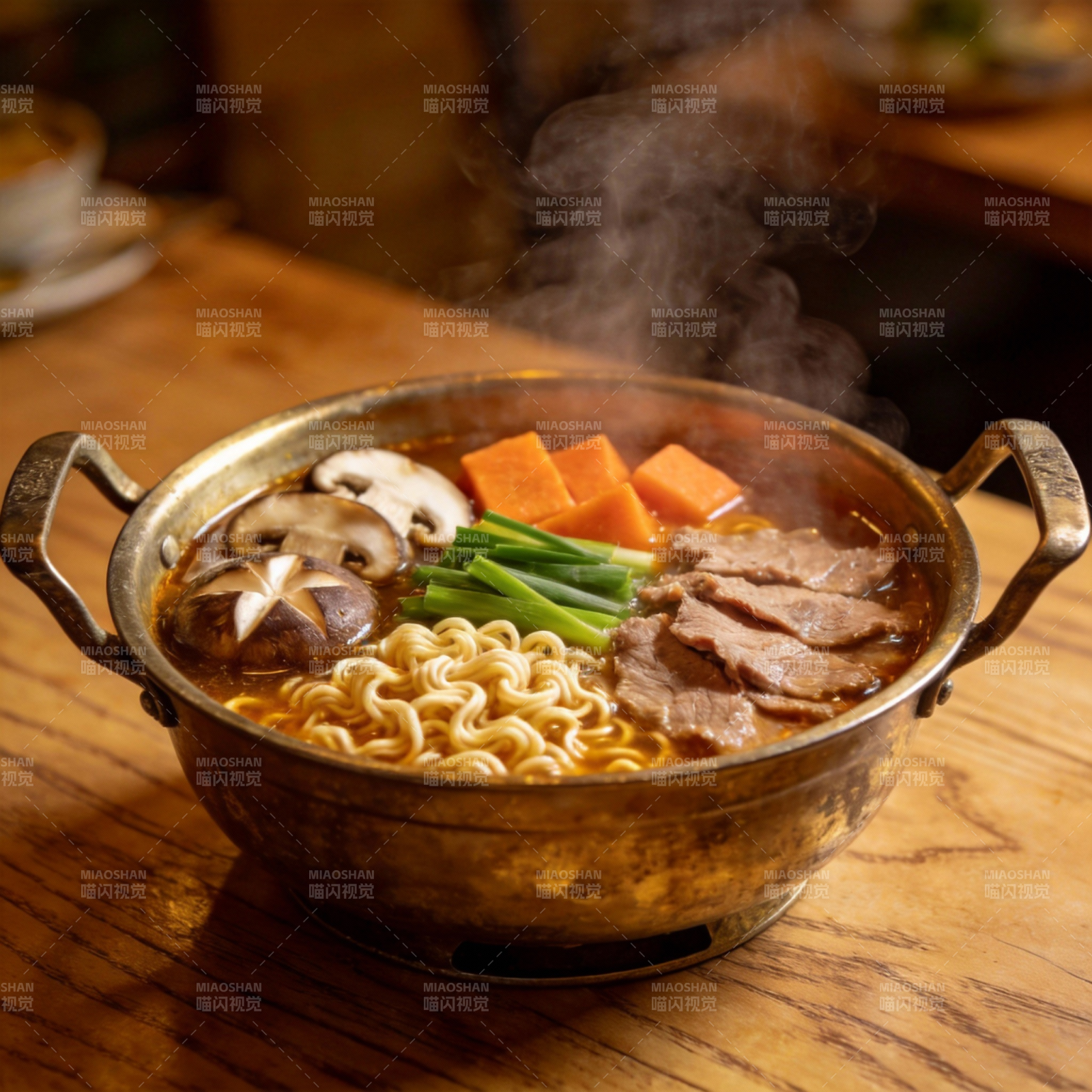 热气腾腾的牛肉面图片