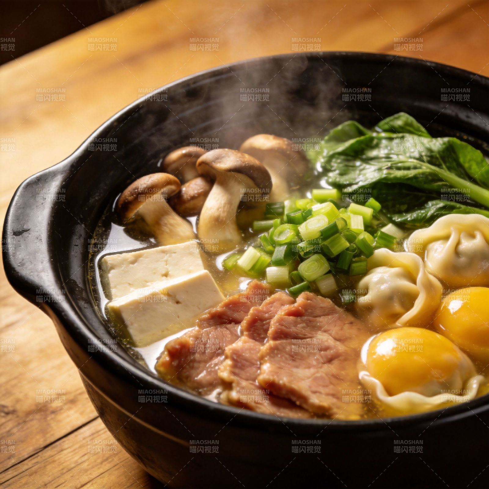 热气腾腾的寿喜锅图片