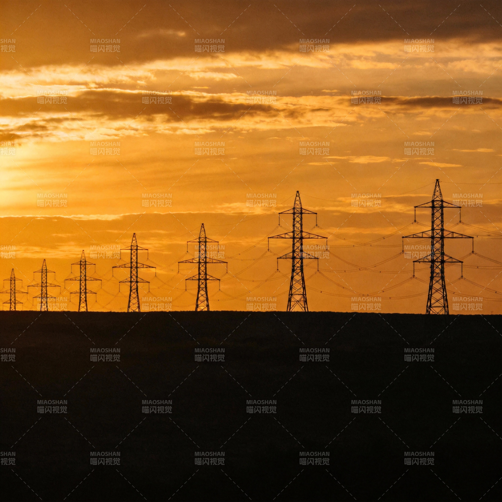 夕阳下的电力塔图片