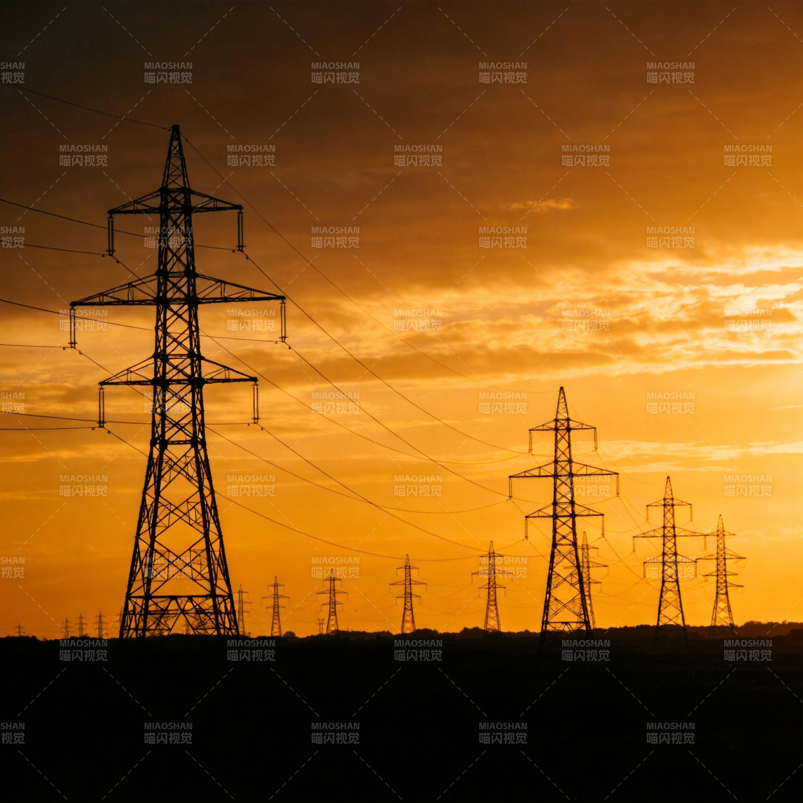 夕阳下的电塔剪影图片