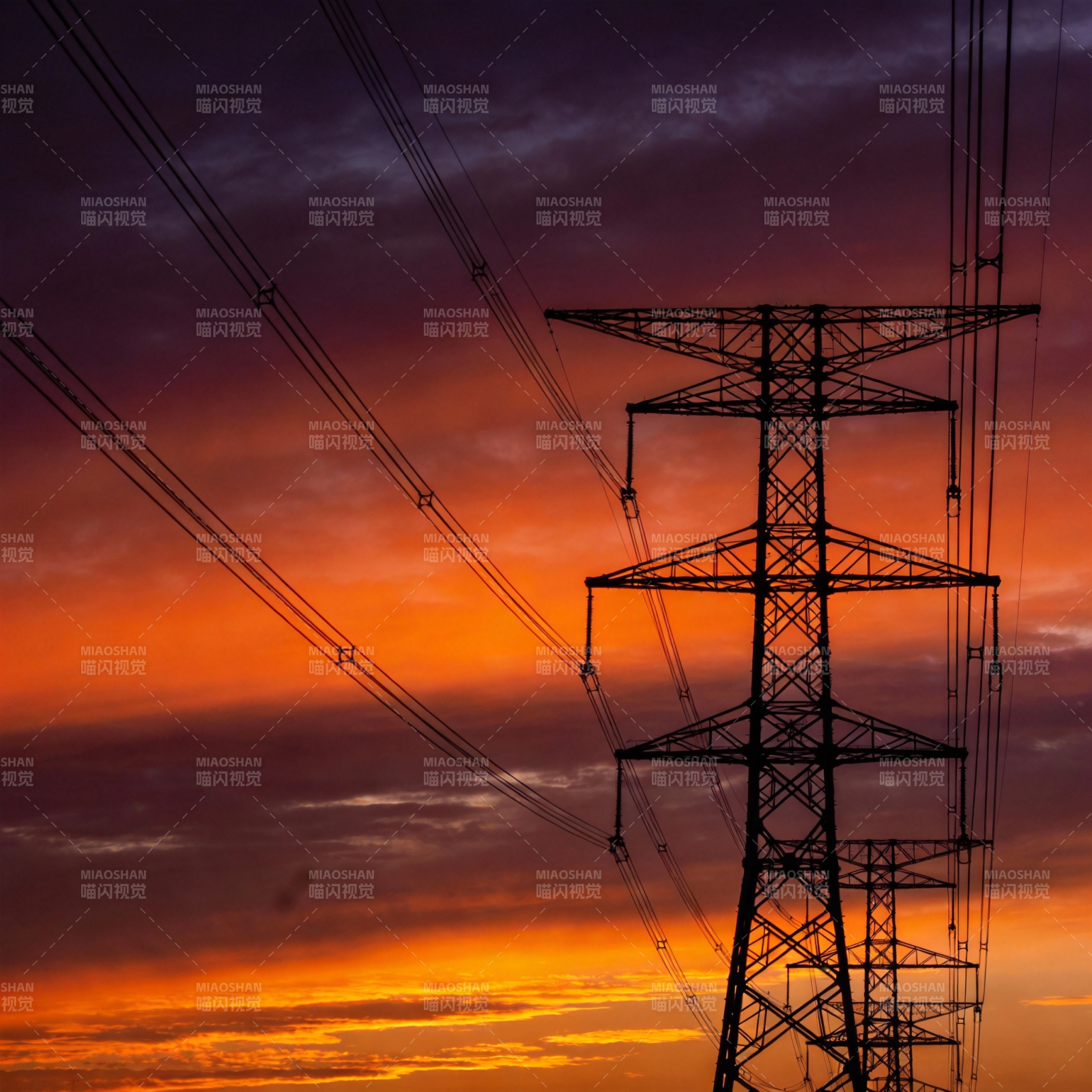 夕阳下的电力塔图片