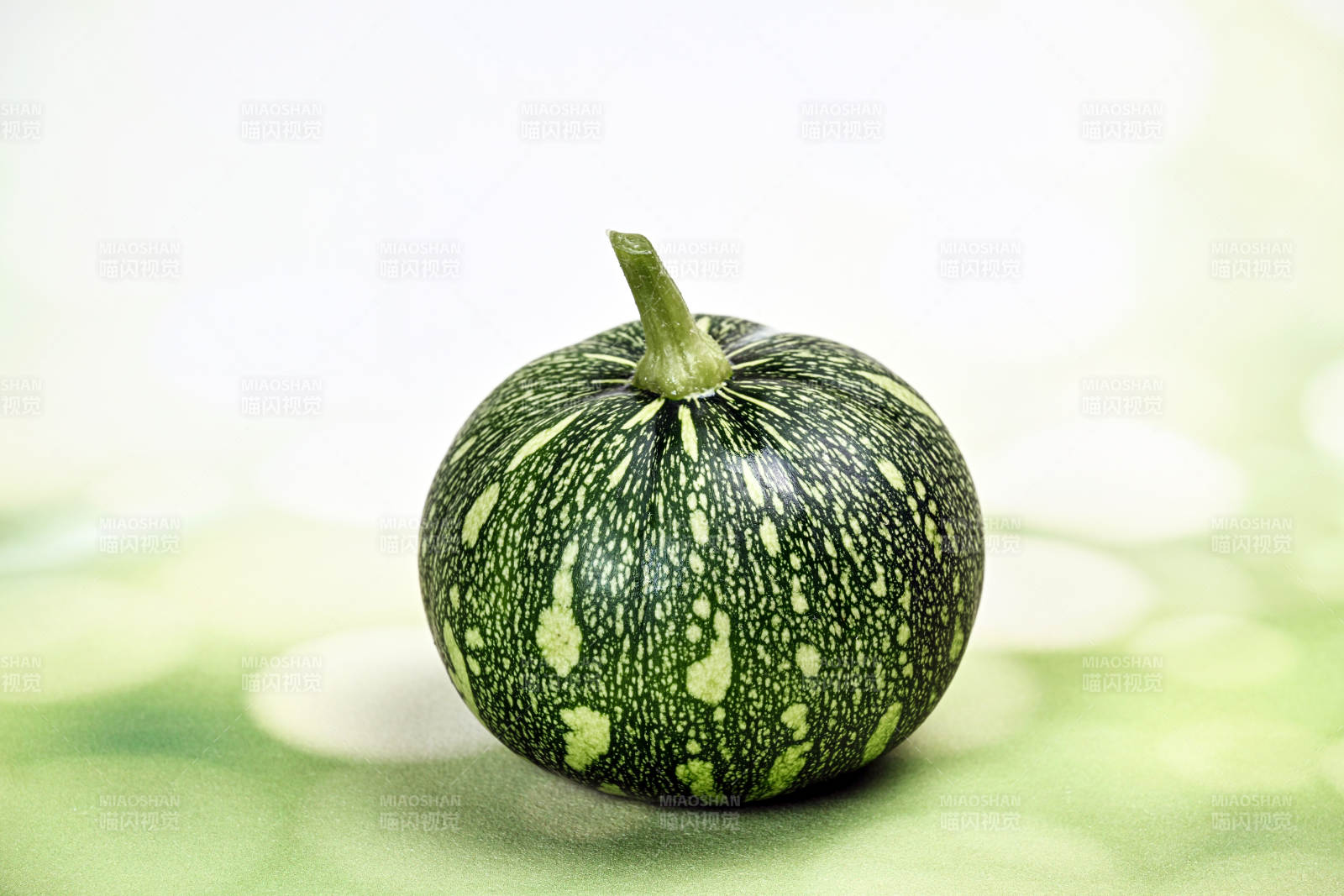 翠绿斑点小南瓜特写图片