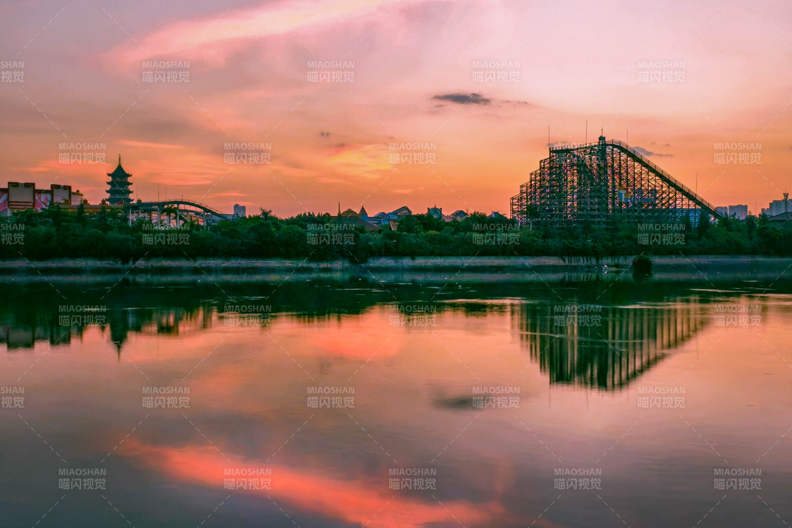 湖畔夕照映塔影（厦门）图片