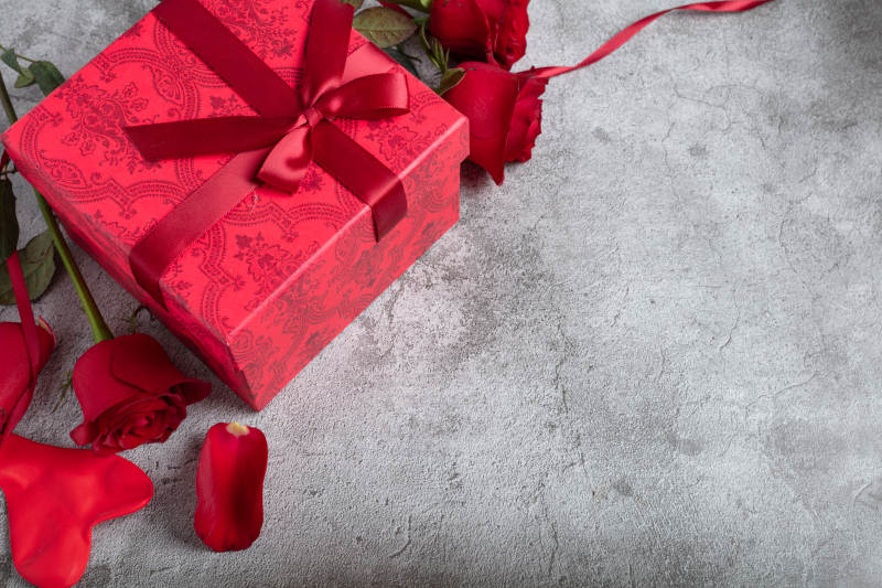 红礼盒与玫瑰花图片