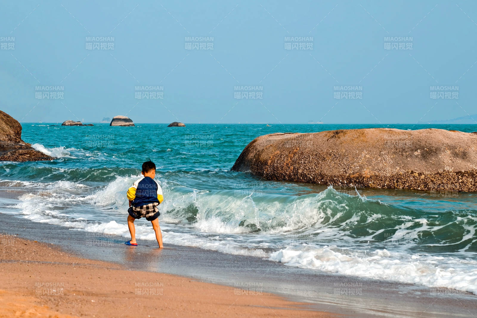 海边嬉戏的小孩图片