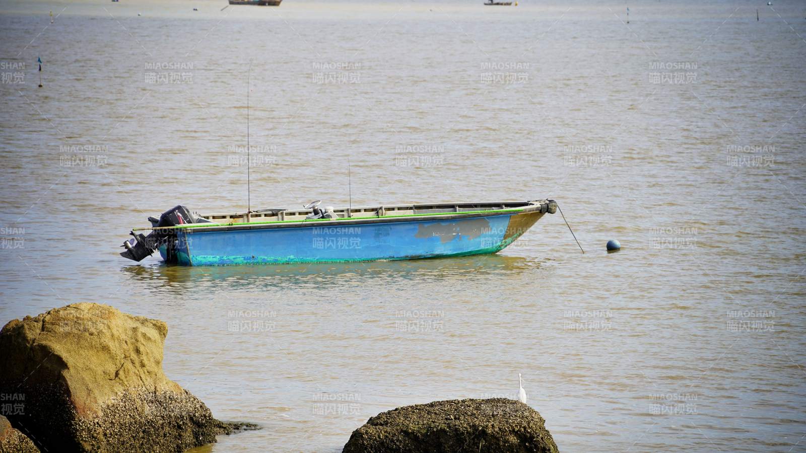 青咀海滩渔船图片