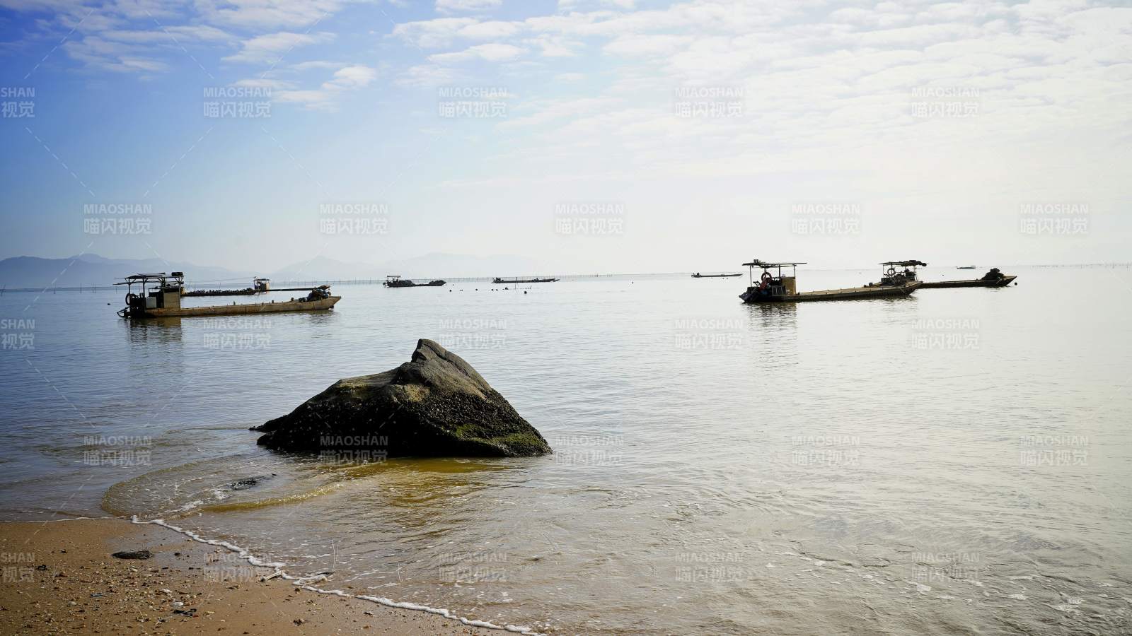 海边停泊的渔船图片