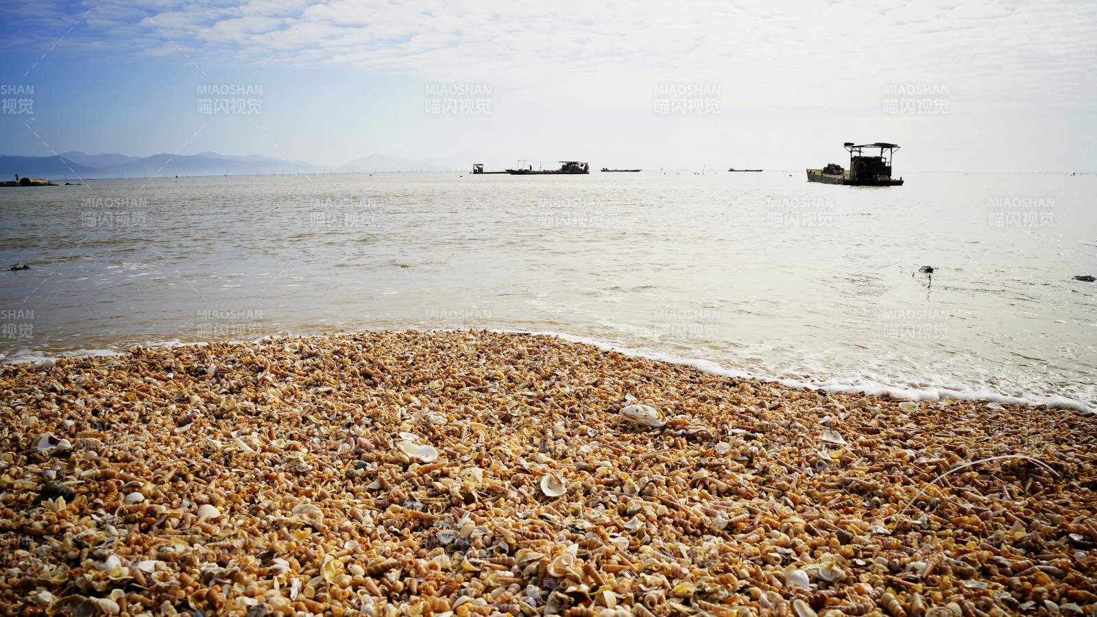 贝壳滩与远航船图片