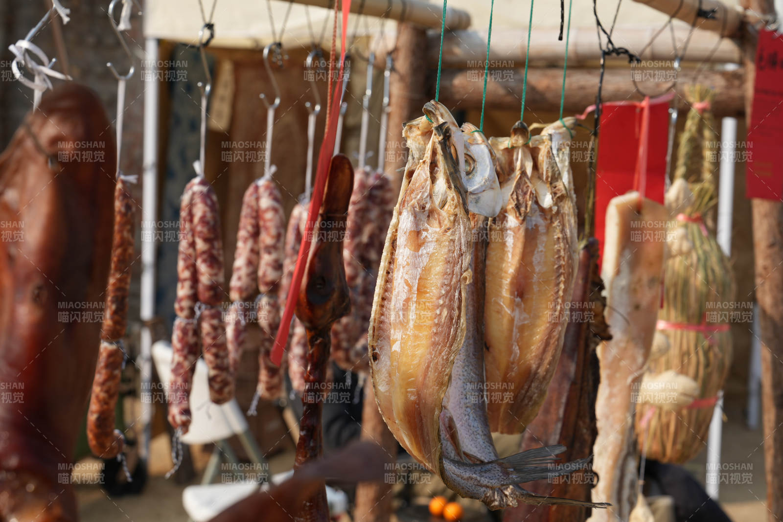 风干肉串挂架上图片