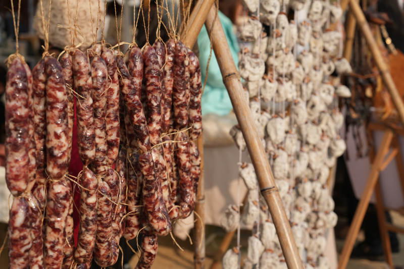 风干香肠挂架上图片