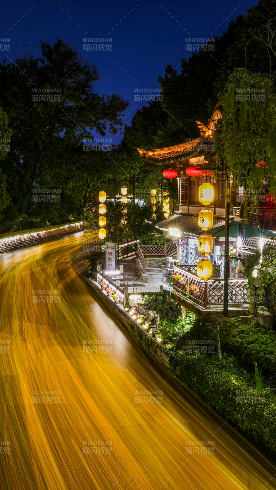 夜游秦淮河灯火璀璨图片