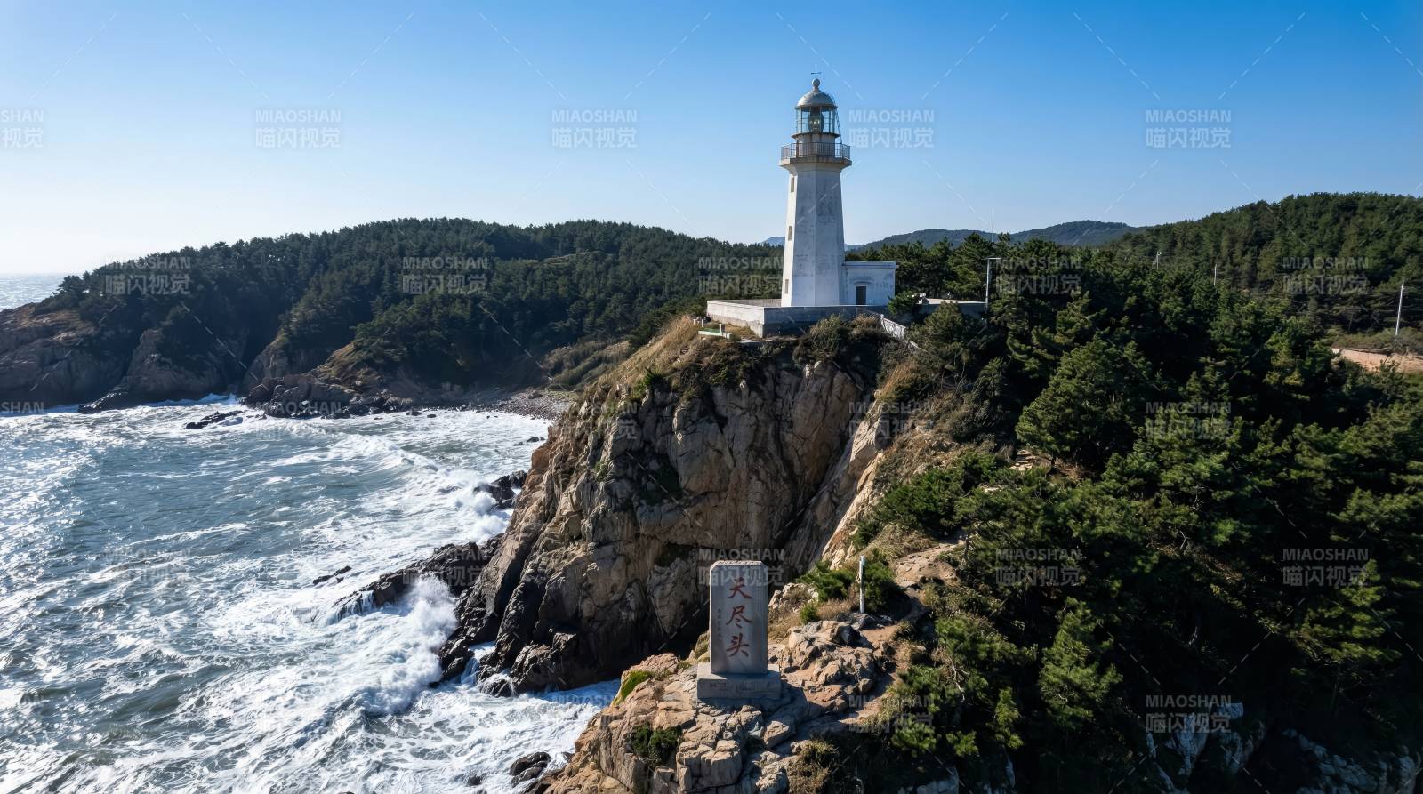 灯塔矗立悬崖边图片