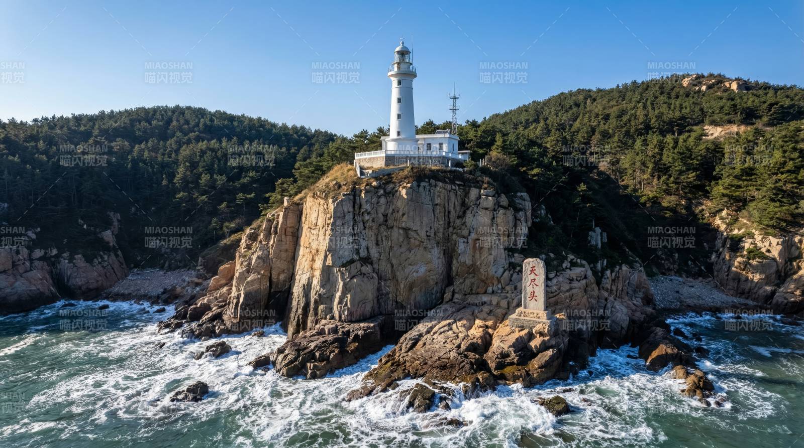 灯塔矗立海崖之上图片