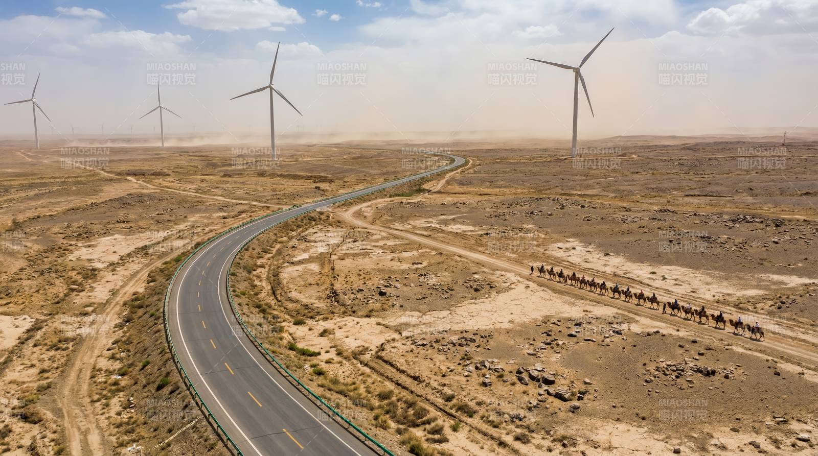 沙漠风电与驼队图片