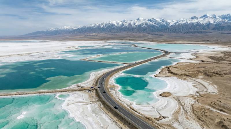 雪山映碧湖 公路穿行图片