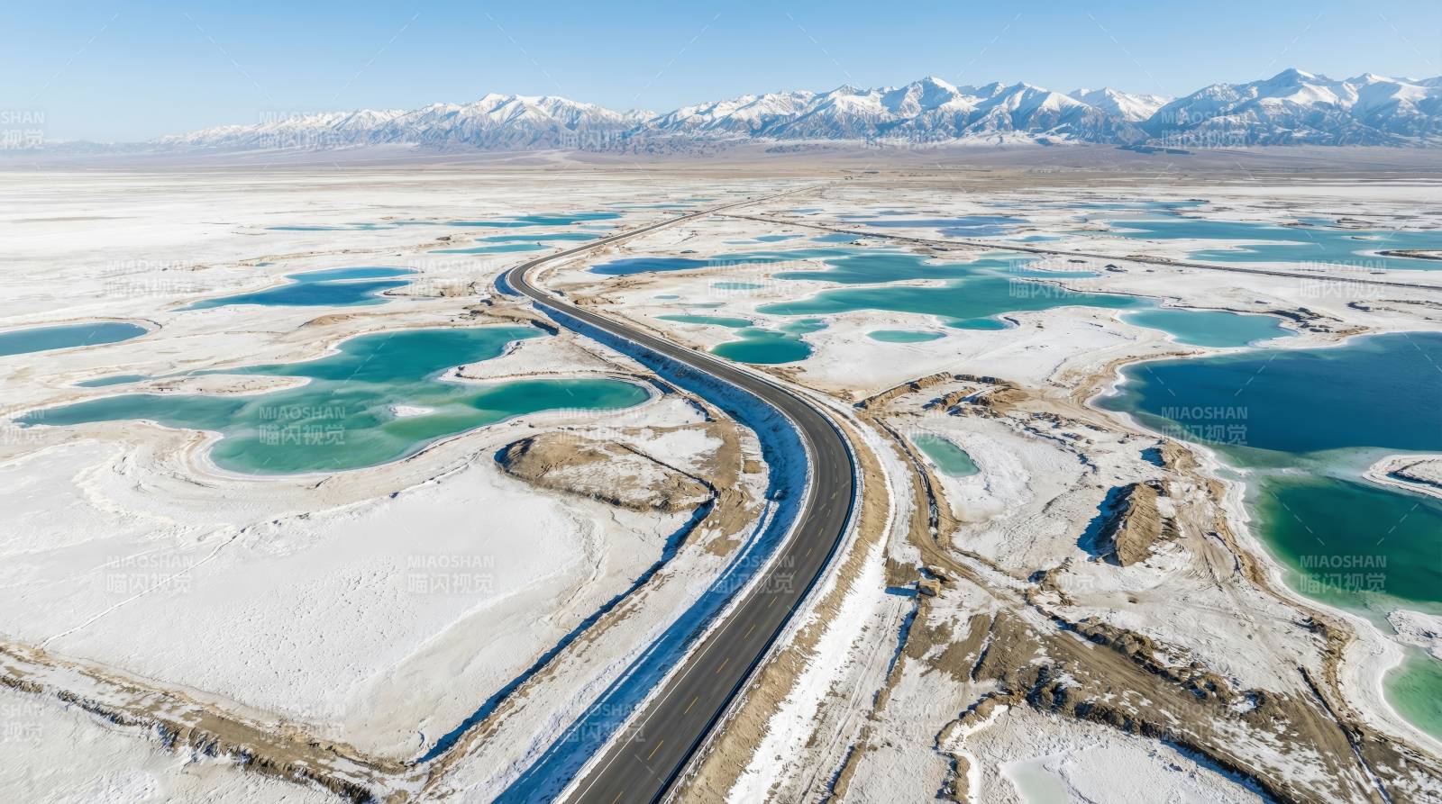 雪原公路与碧湖图片