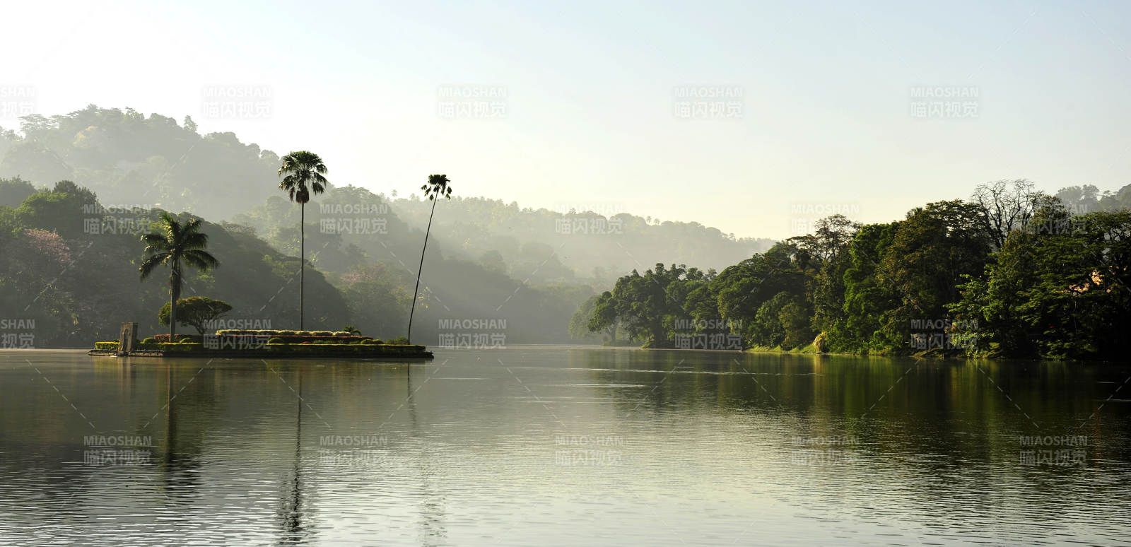 斯里兰卡湖光山色晨雾中图片