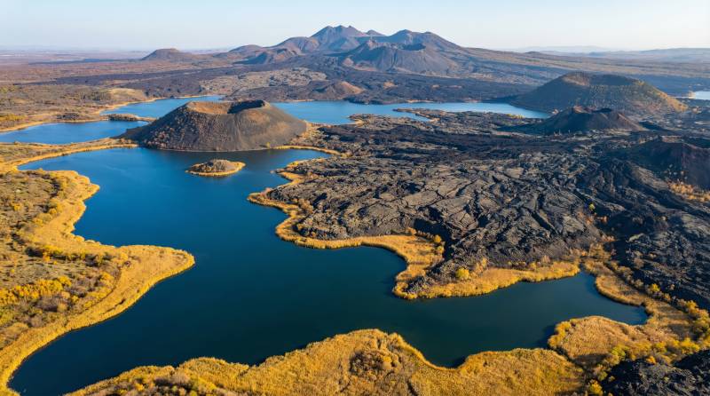 湖光山色映秋景图片