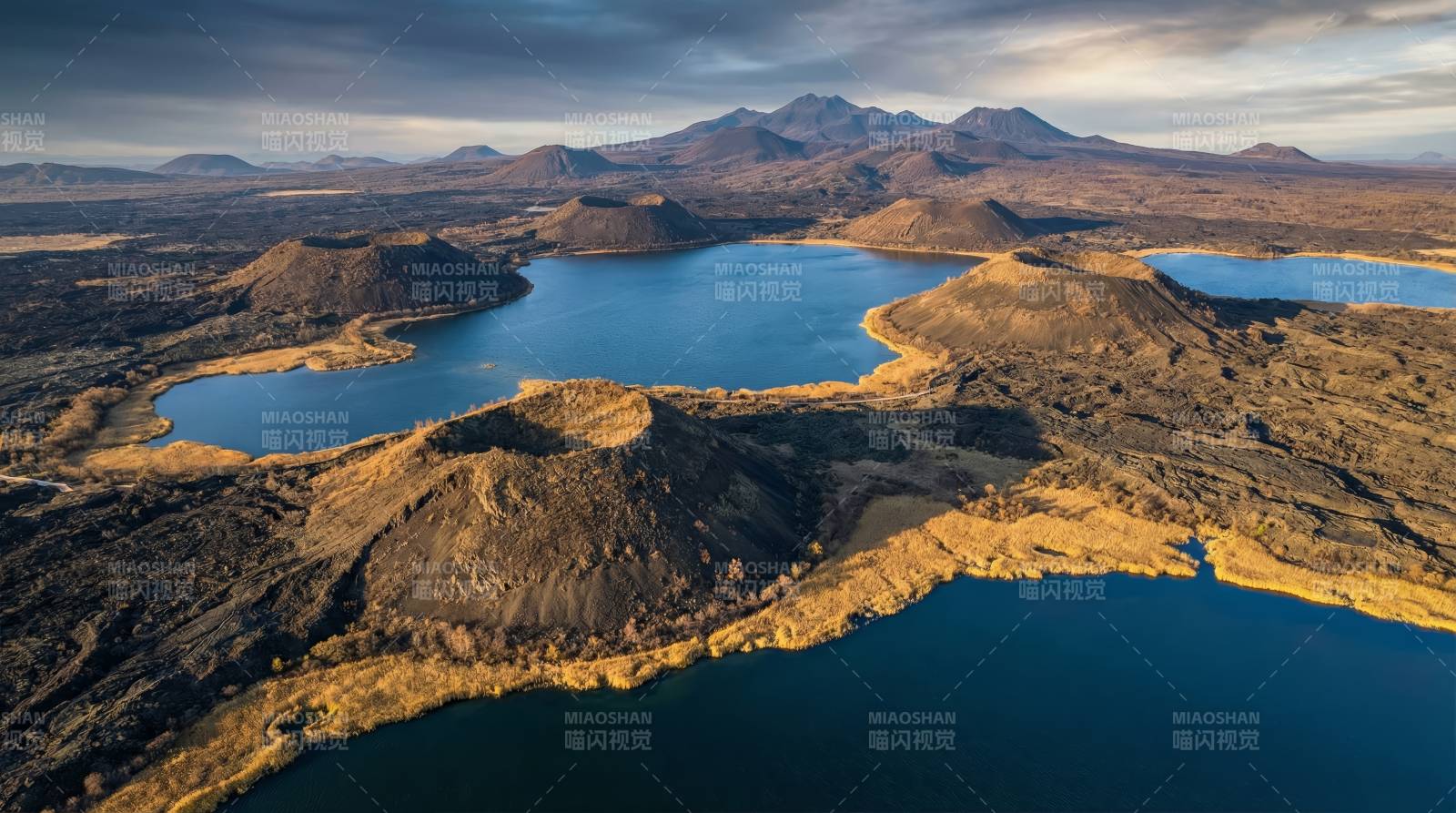 火山湖群航拍图图片